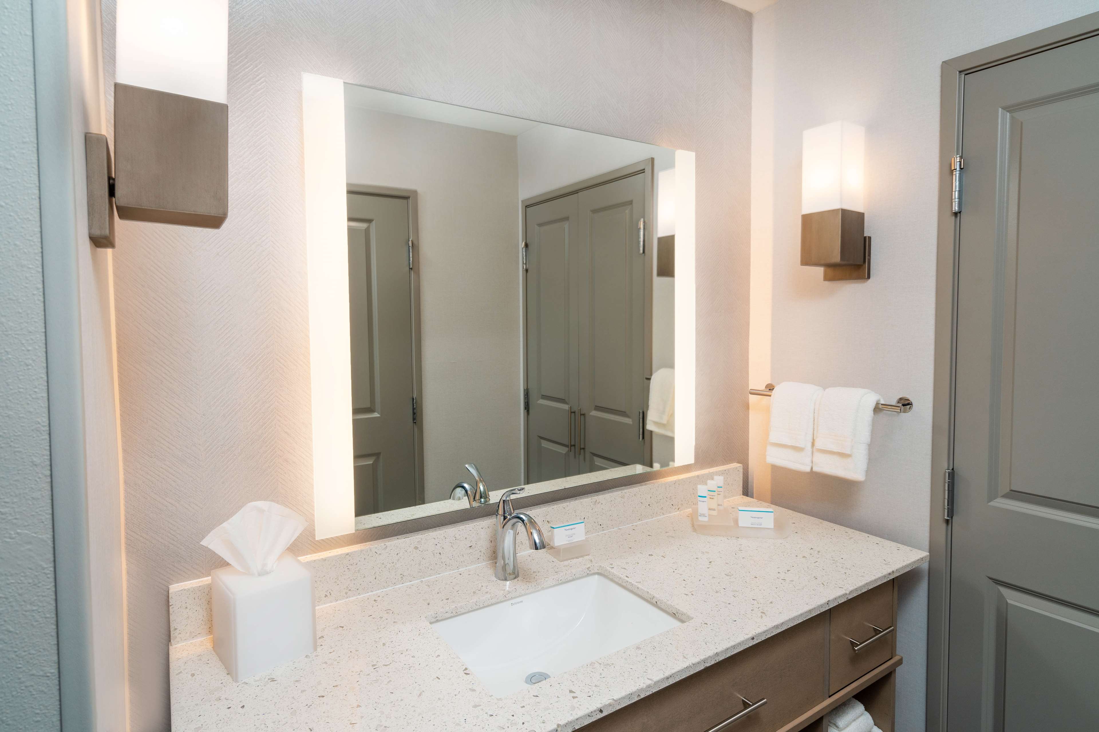 Guest room bath