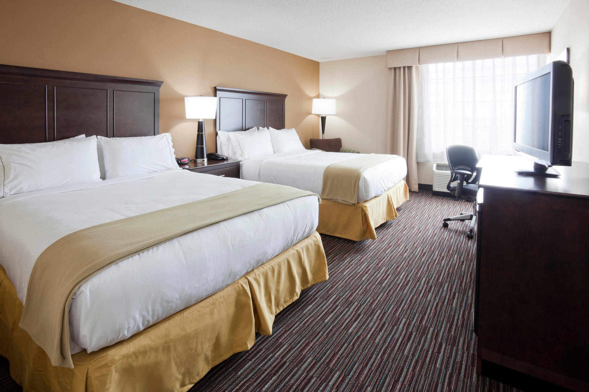 Holiday Inn Express & Suites Willmar Photo