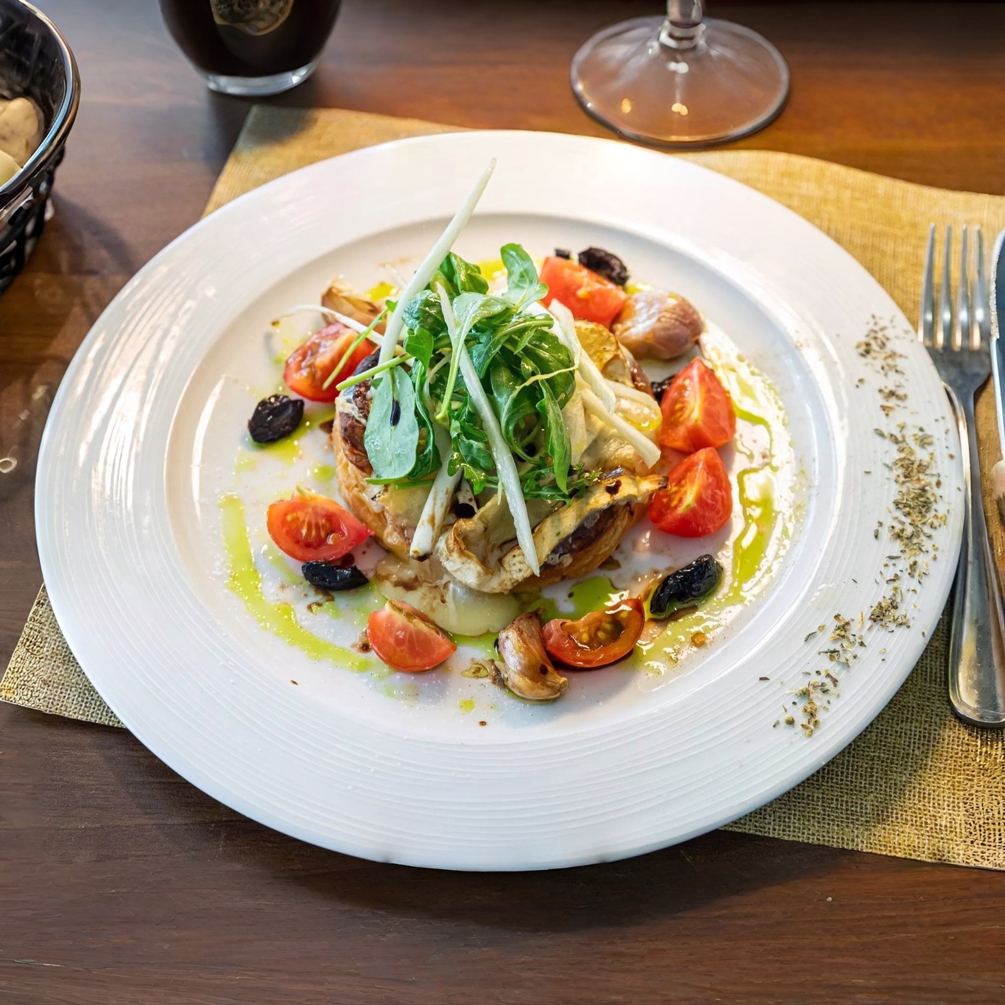 Tarte À Loignon, Brie Tiede Légèrement Fondu Roquette Et Endive, Vinaigrette Provençale