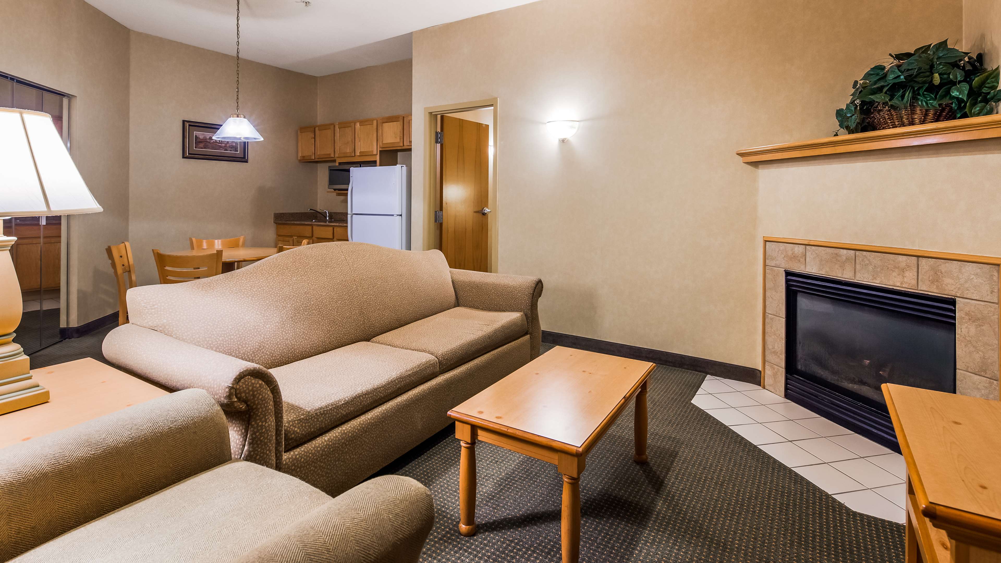 Best Western Plus Revere Inn & Suites Photo