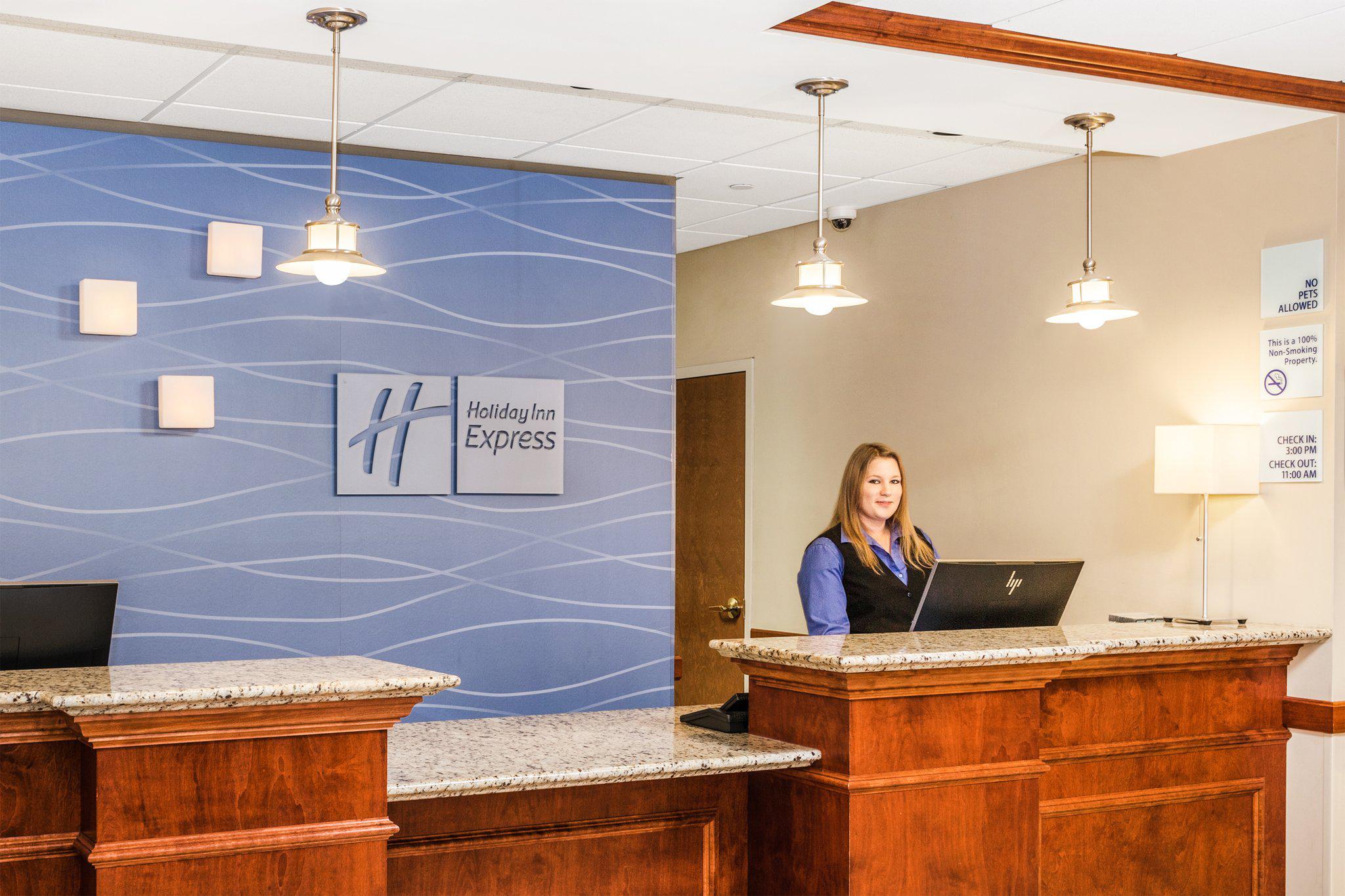 Holiday Inn Express & Suites Hampton South-Seabrook Photo