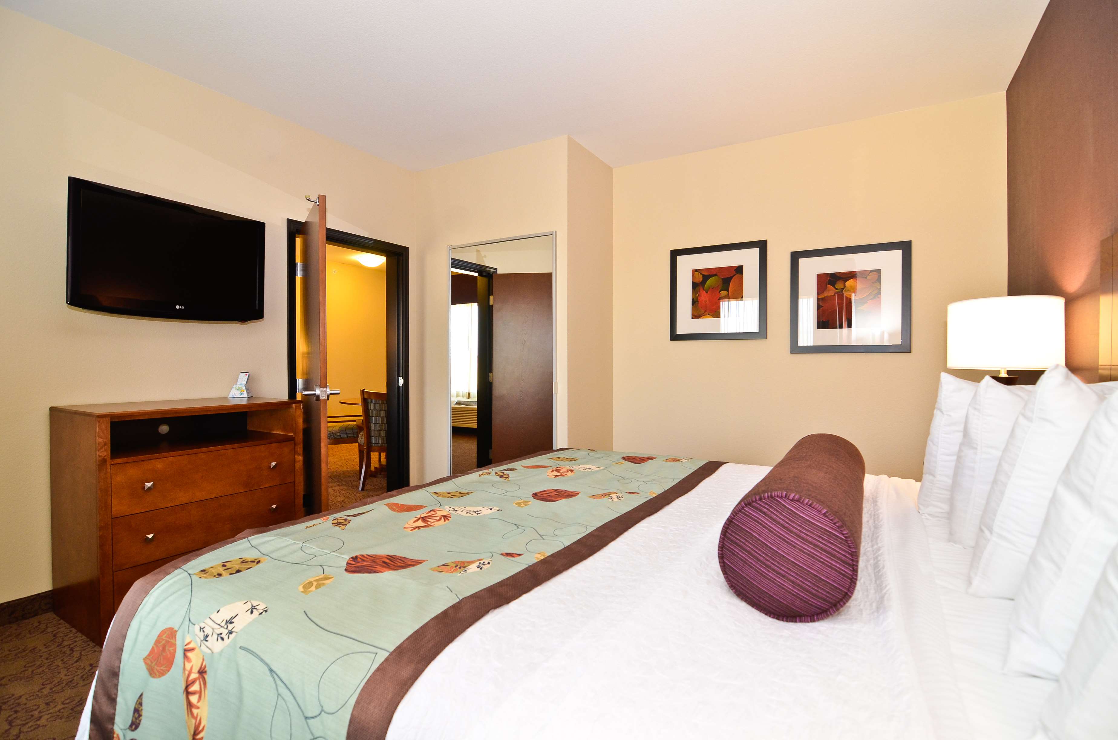 Best Western Plus Carousel Inn & Suites Photo