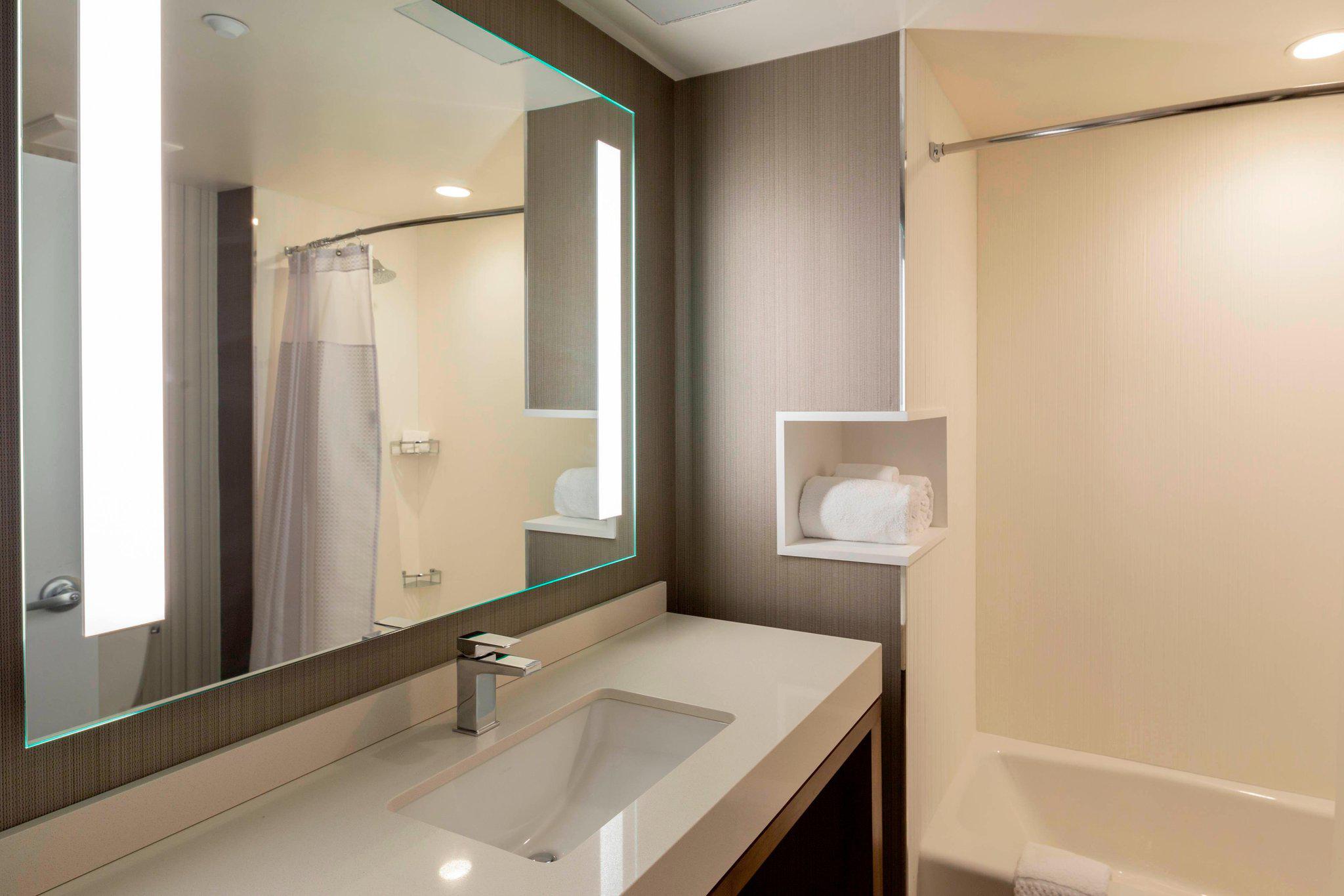 Courtyard by Marriott New York Queens/Fresh Meadows Photo