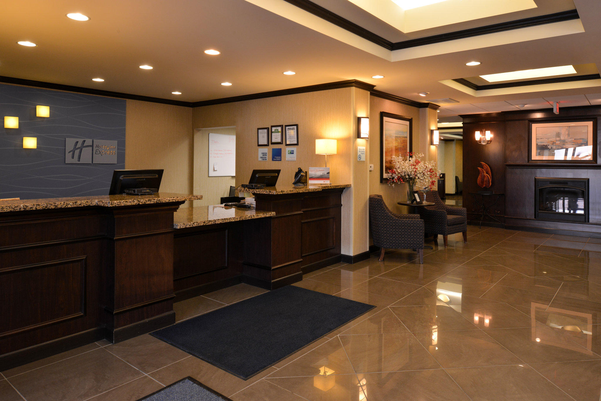 Holiday Inn Express & Suites Fairmont Photo