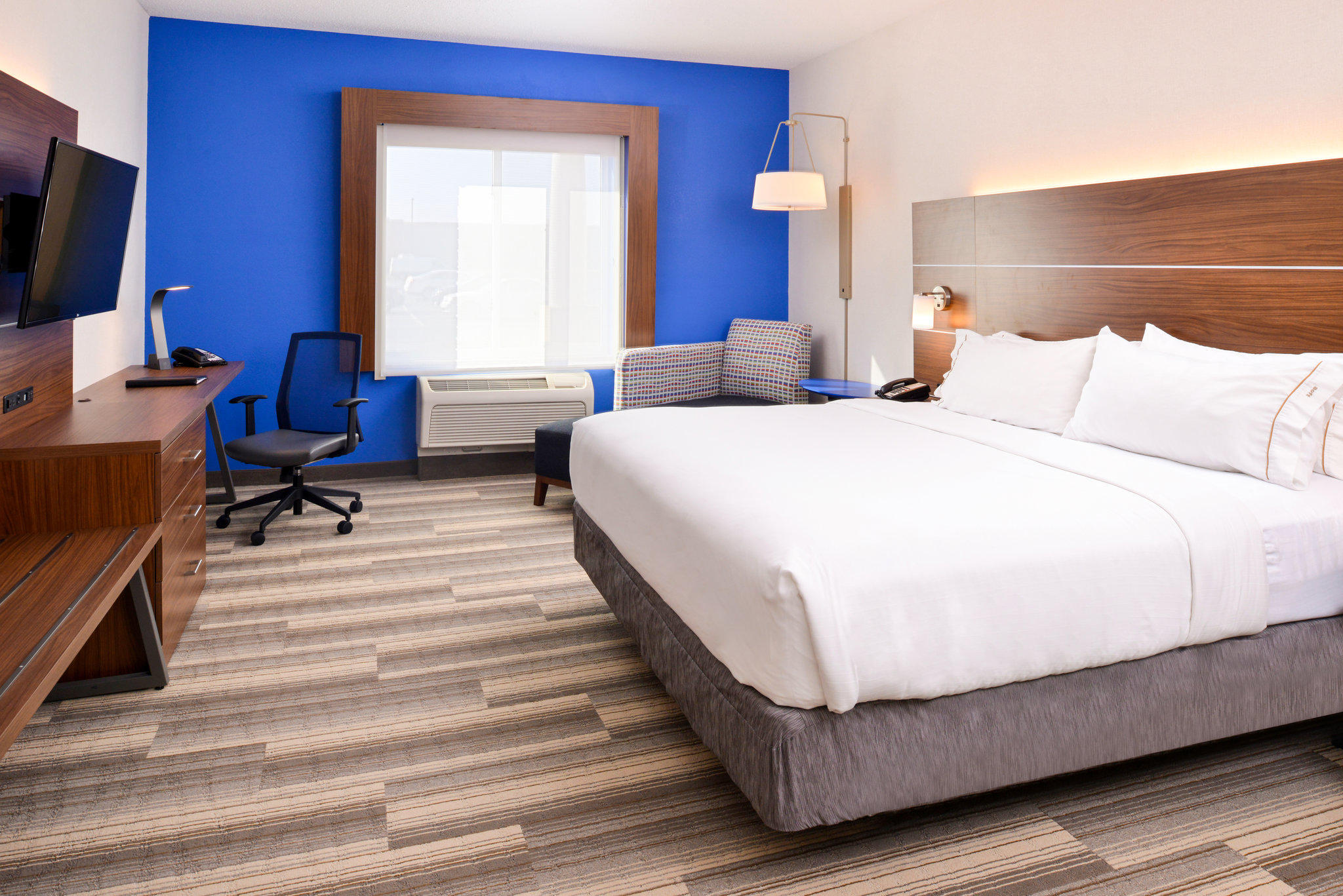 Holiday Inn Express & Suites Urbana-Champaign (U of I Area) Photo