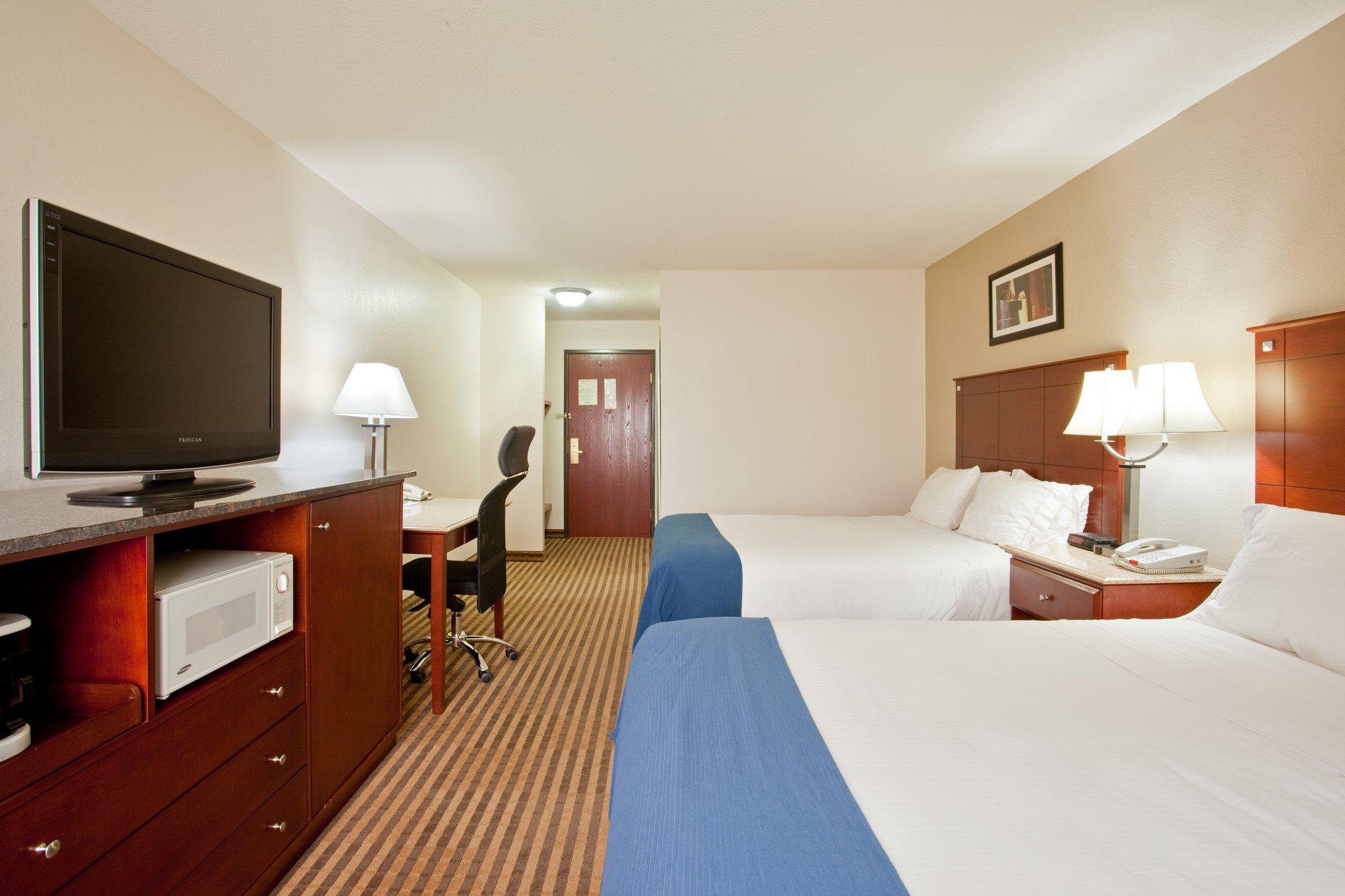 Holiday Inn Express & Suites Three Rivers Photo
