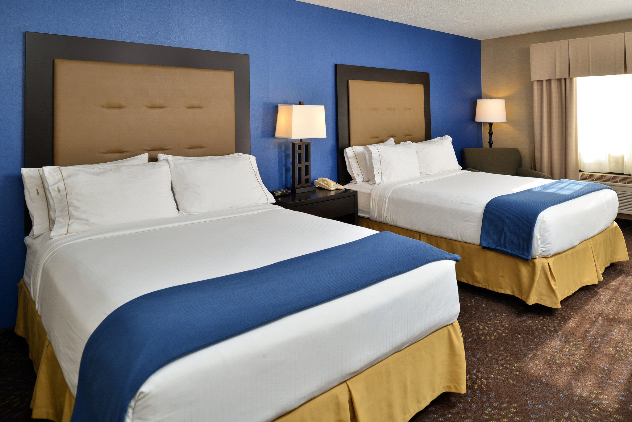 Holiday Inn Express & Suites Charlotte Photo