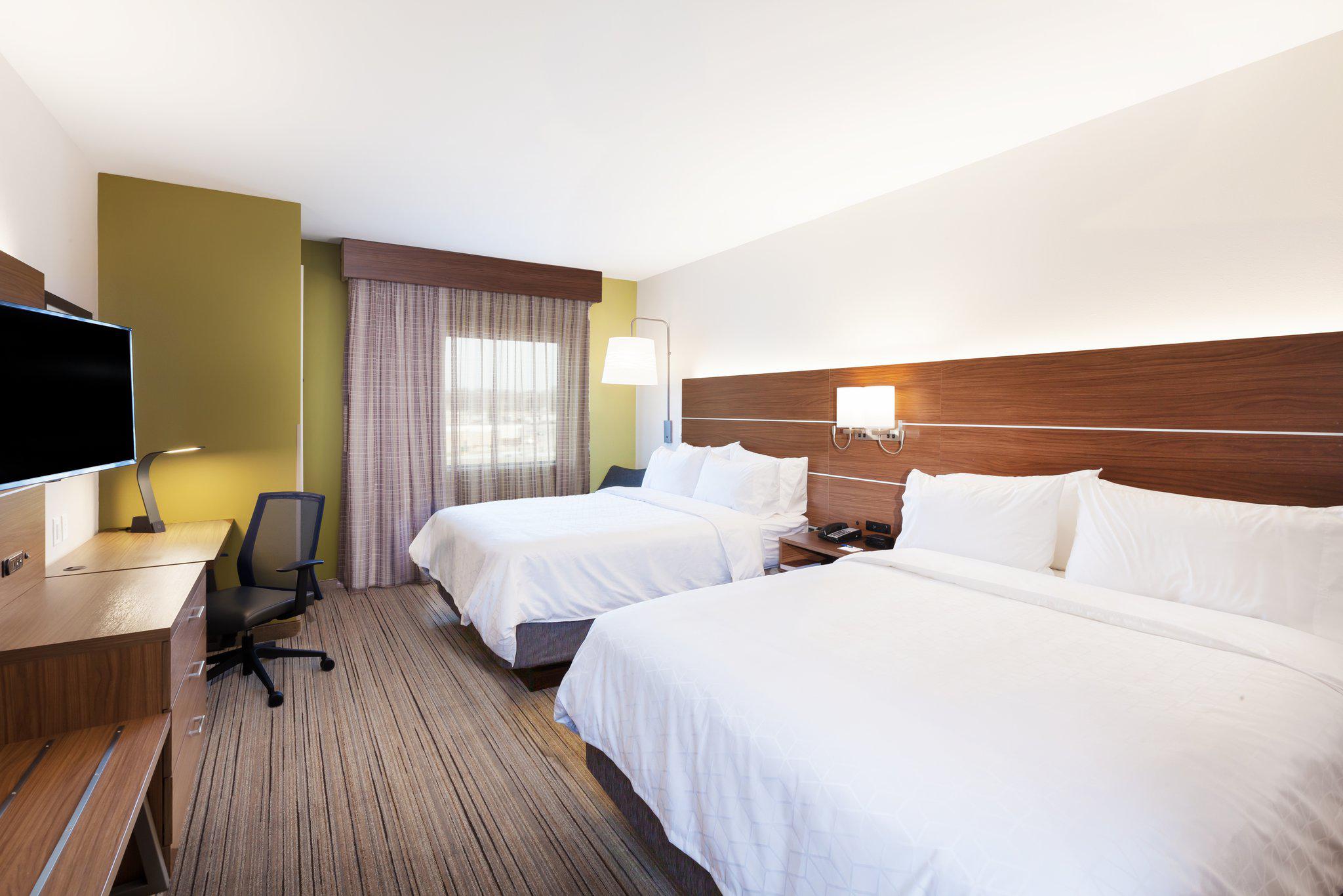 Holiday Inn Express & Suites Lenexa - Overland Park Area Photo