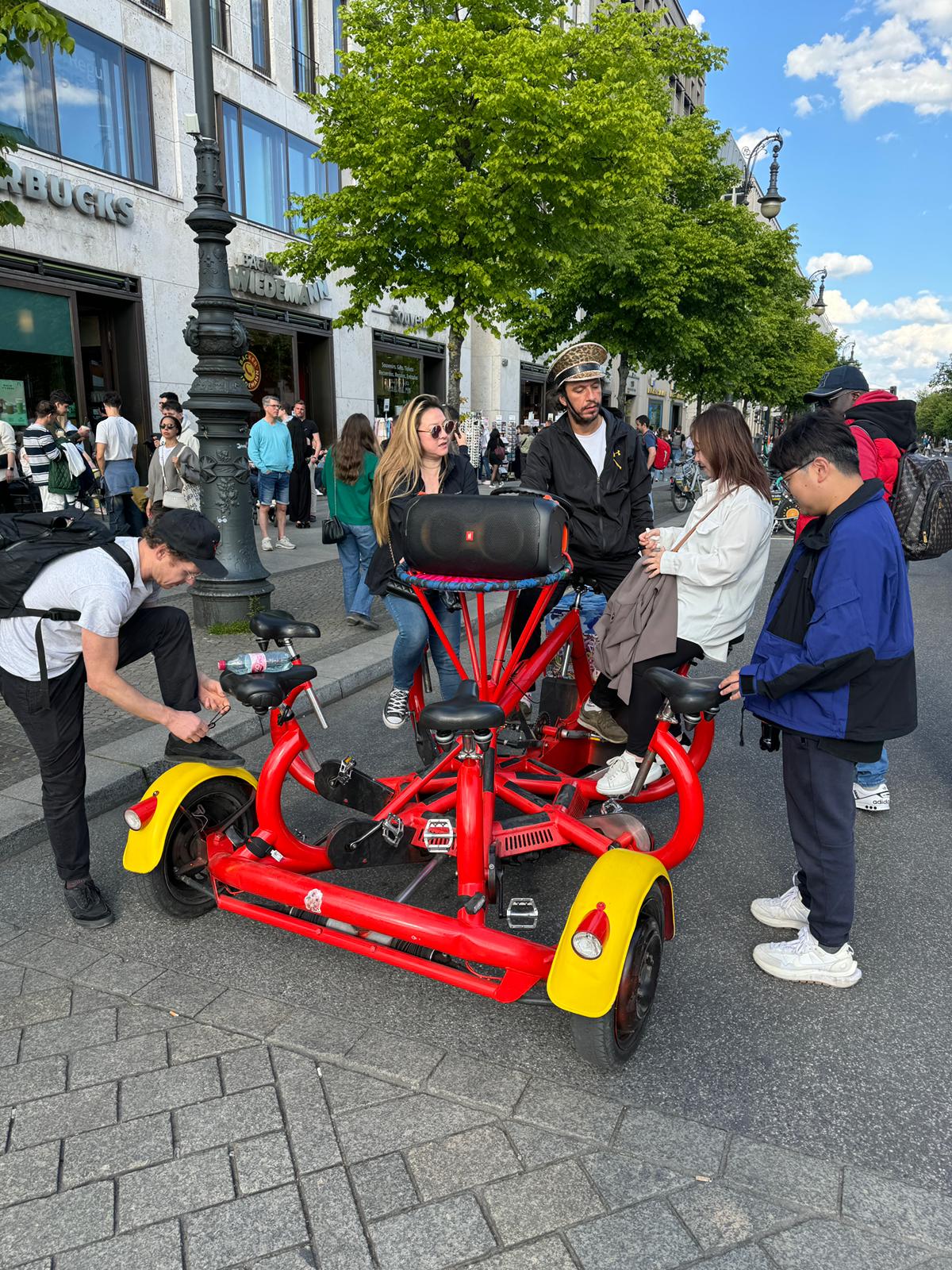 Bild der Rikscha & Bier Bike & Party Beer Bike - Leo Rickshaw Tours