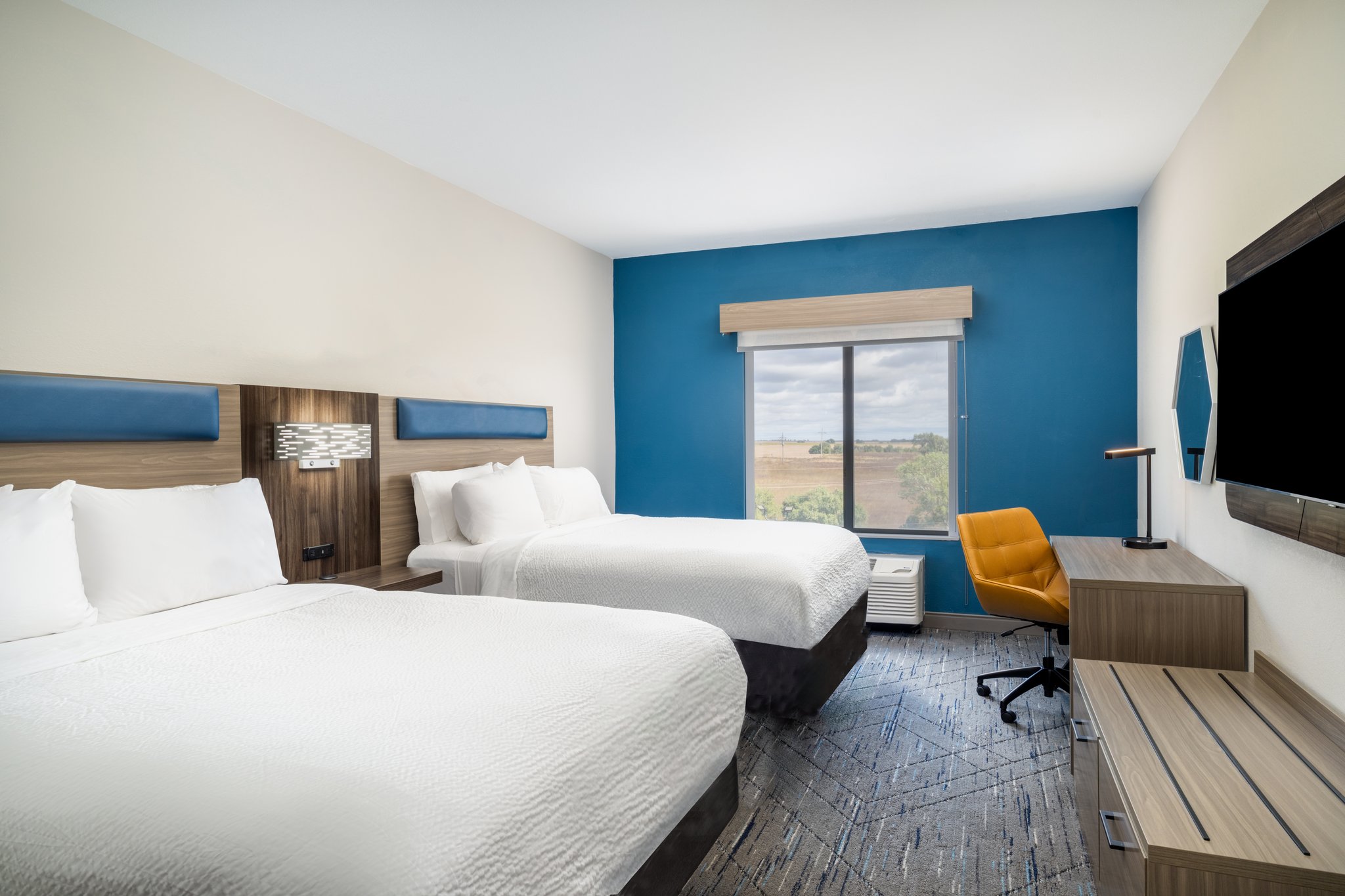 Holiday Inn Express & Suites Pratt by IHG Image