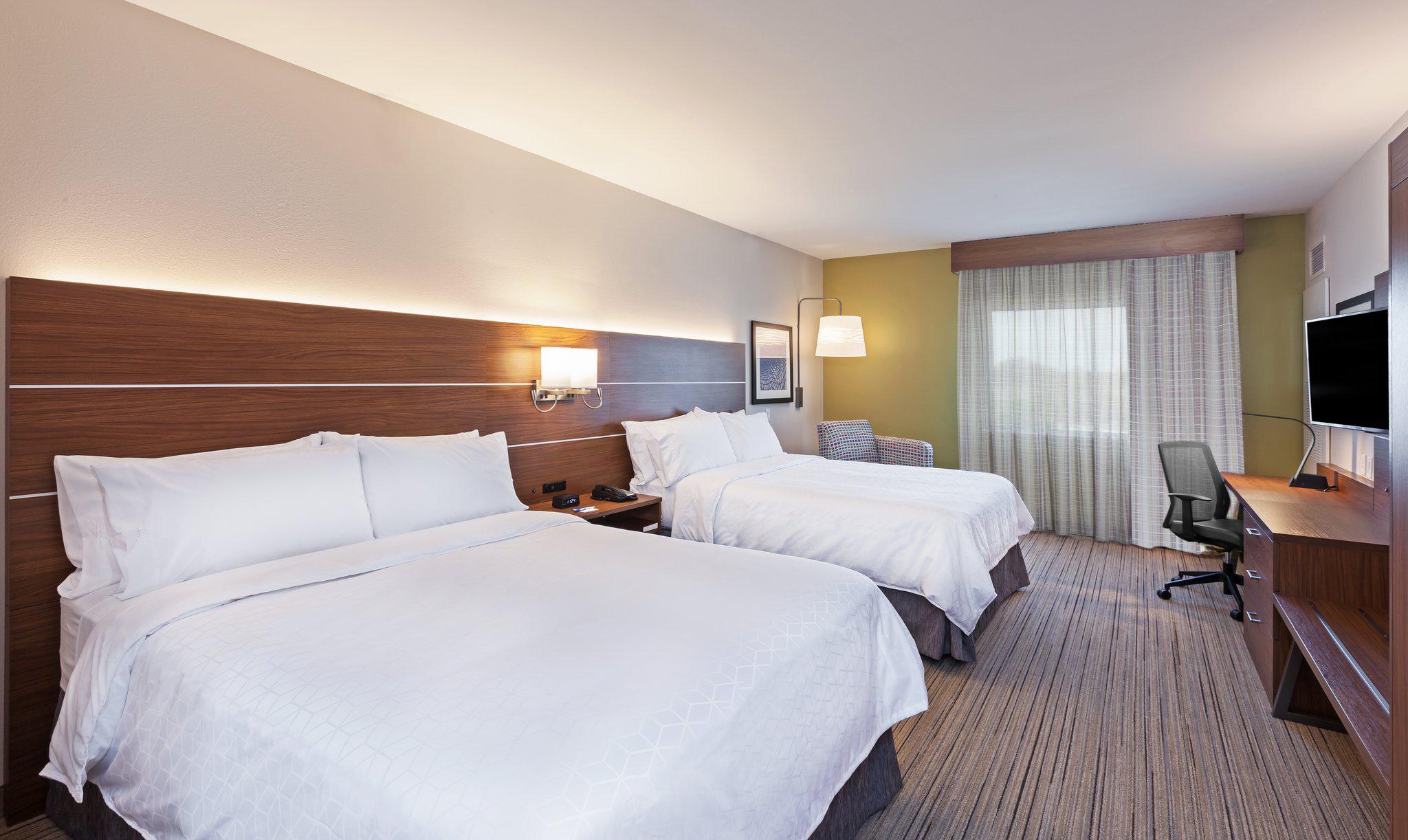 Holiday Inn Express & Suites Lenexa - Overland Park Area Photo