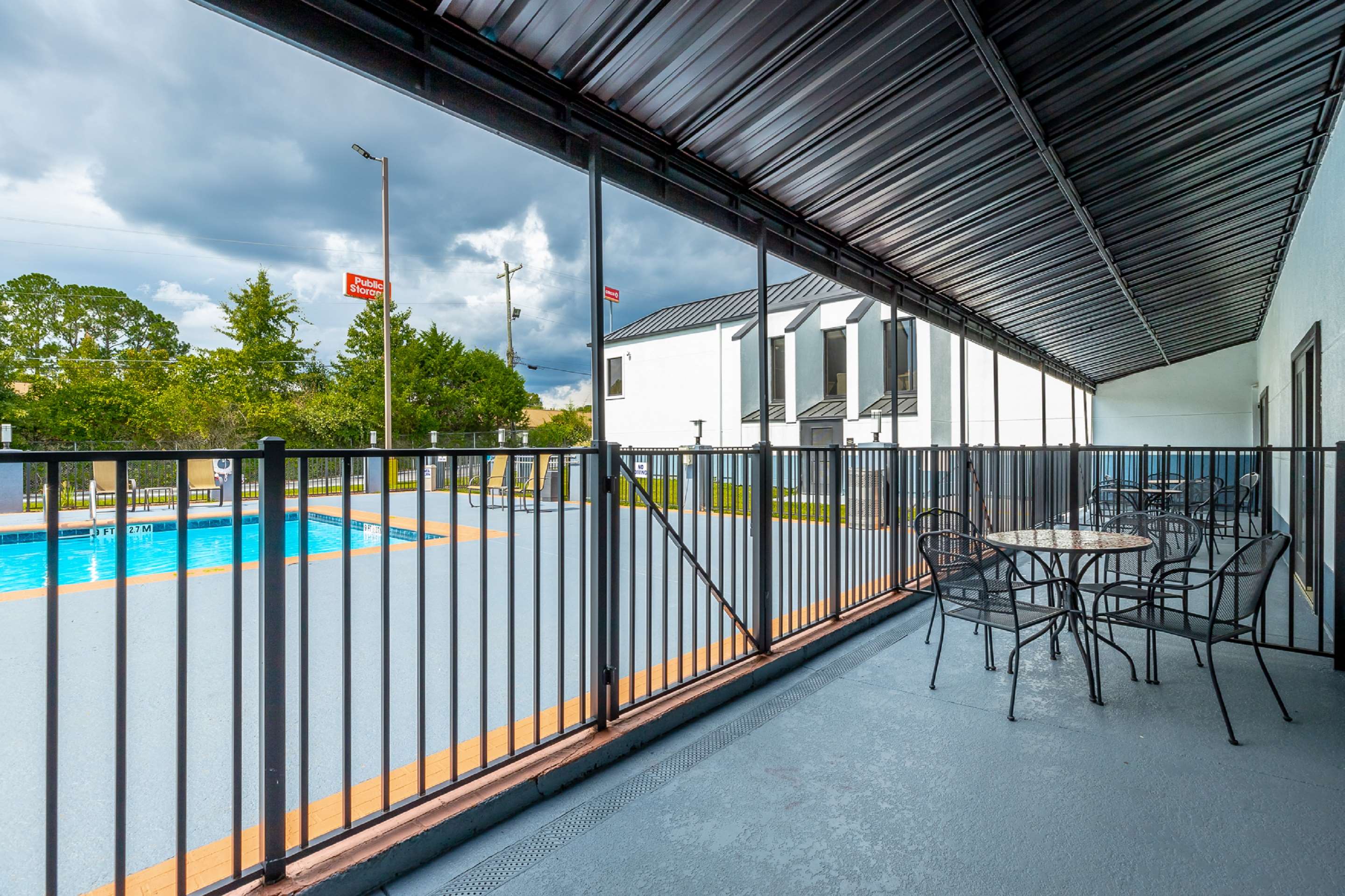 Best Western East Ridge HD patio