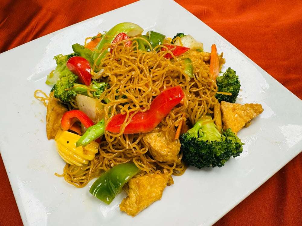 S1G. Soft Yellow Noodles Stir-Fried with Chicken - Mi Xao Mem Ga