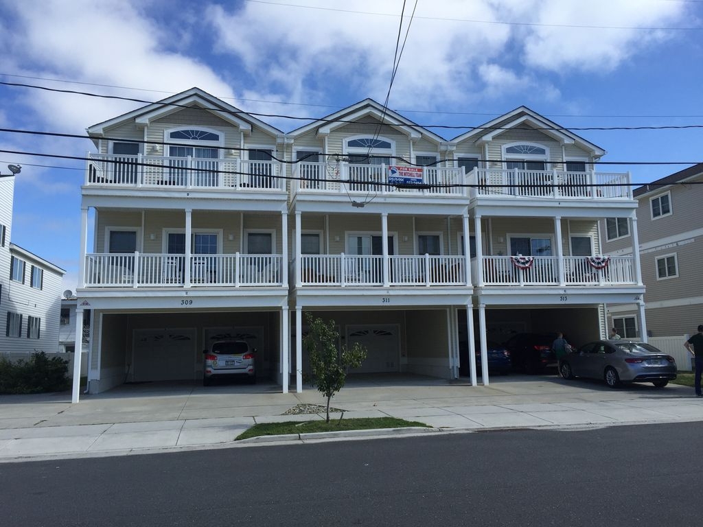 Spacious 3 bedroom Condo in N Wildwood Close to beach. Pets welcome