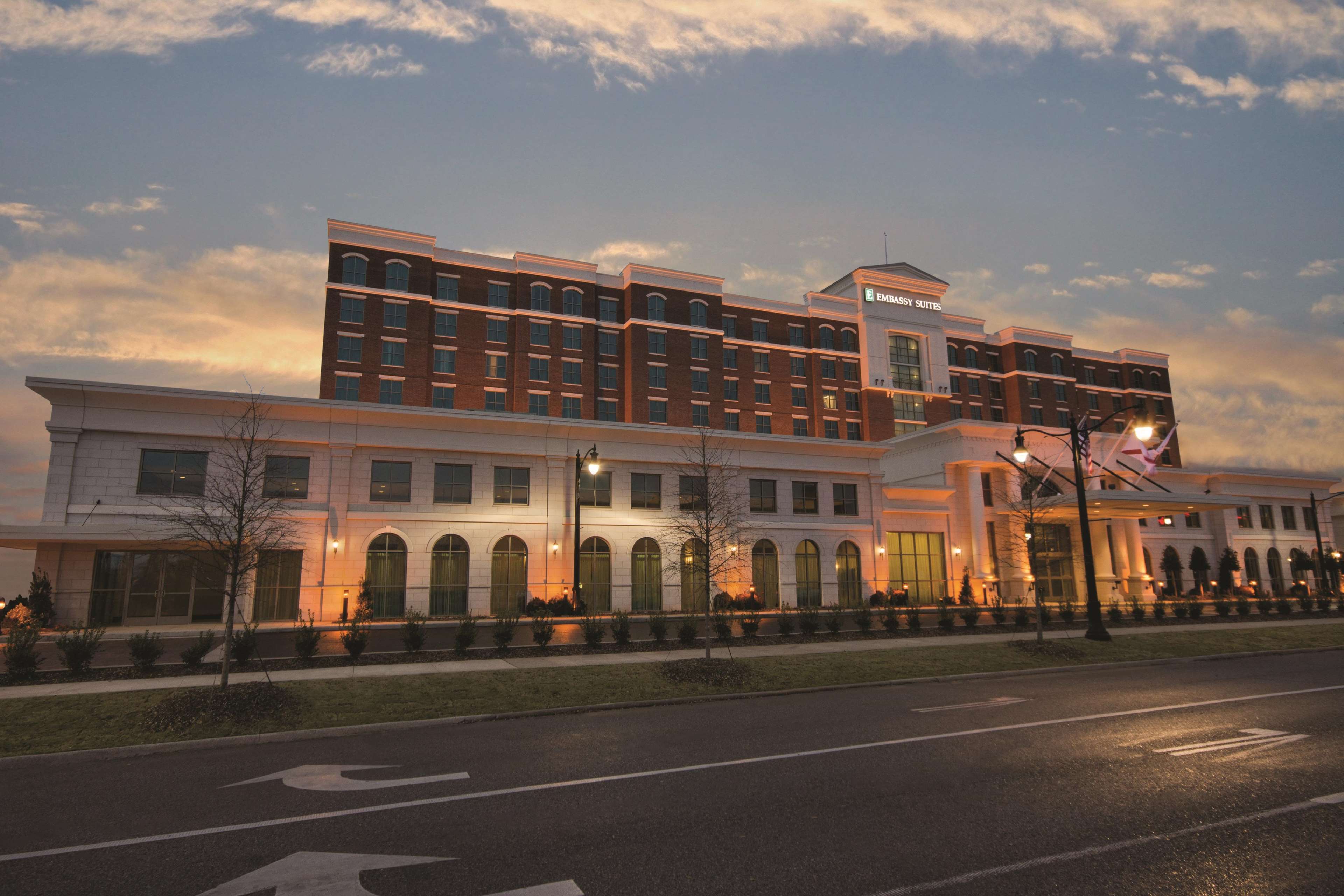 Embassy Suites by Hilton Tuscaloosa Alabama Downtown Photo