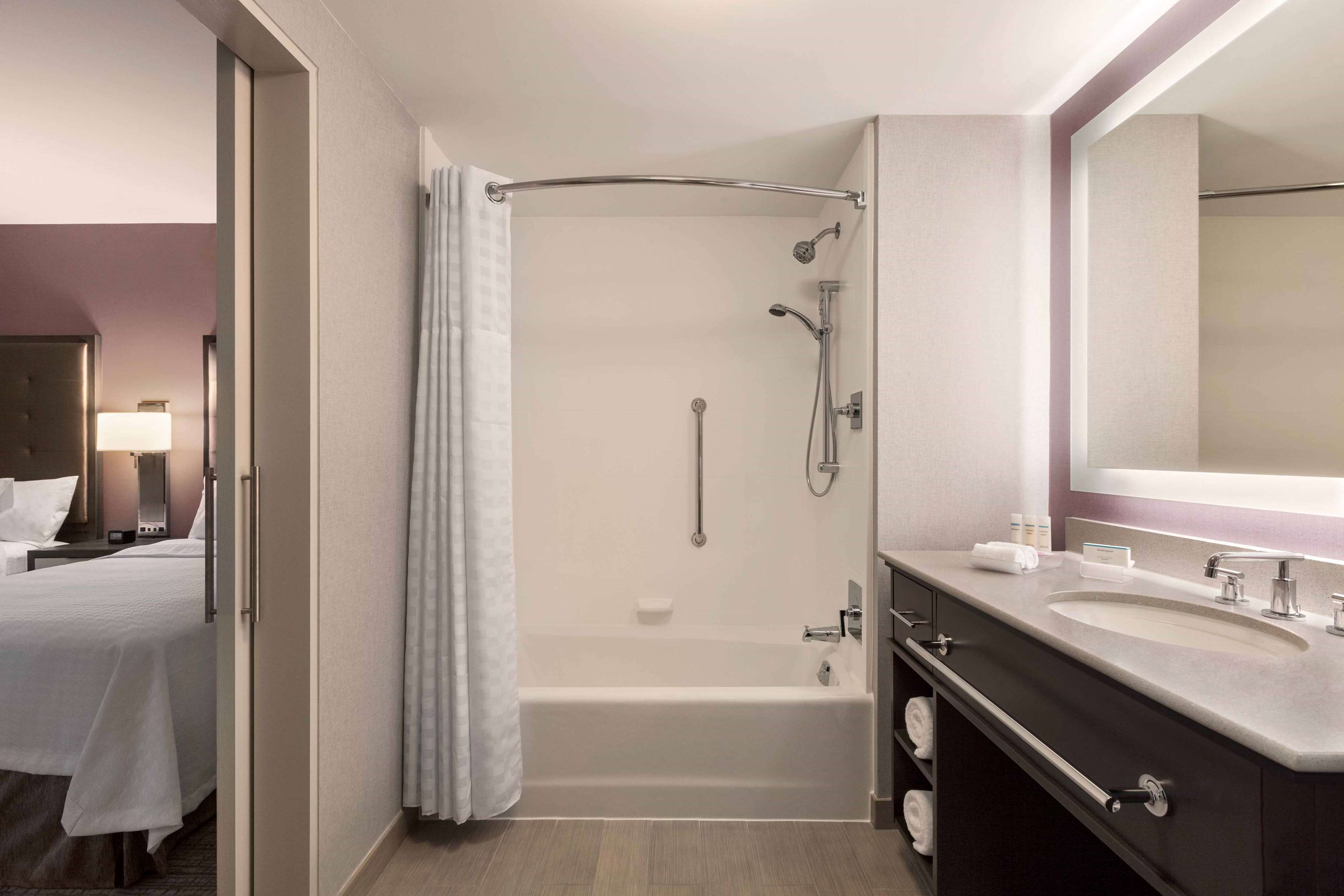 Guest room bath