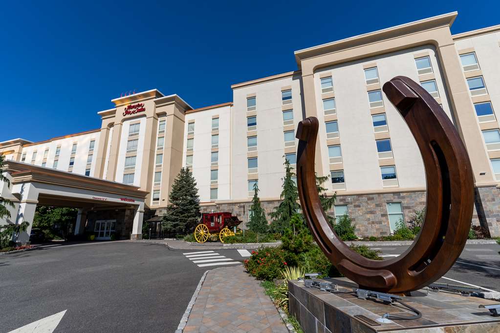 Hampton Inn &amp; Suites Staten Island Logo