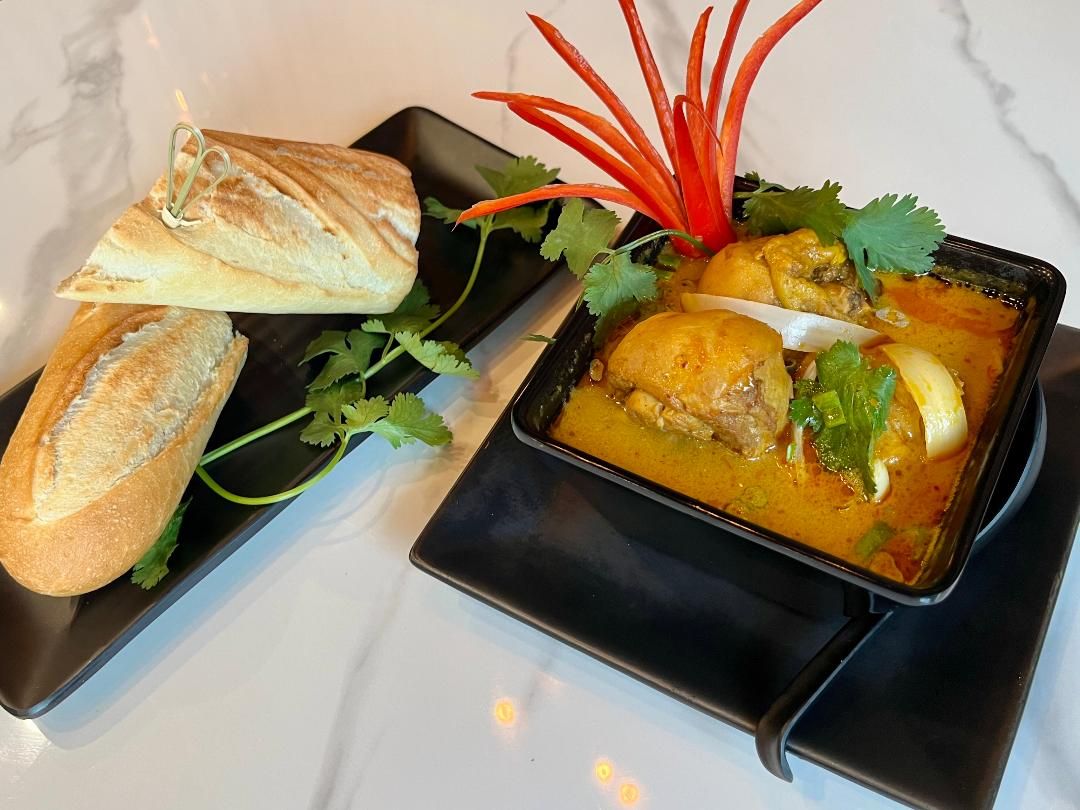 Viet Chicken Curry /w Plain Banh Mi - Cà Ri Gà / Bánh Mì