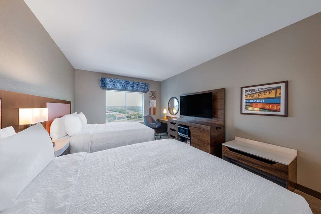 Hampton Inn Kansas City Southeast Image