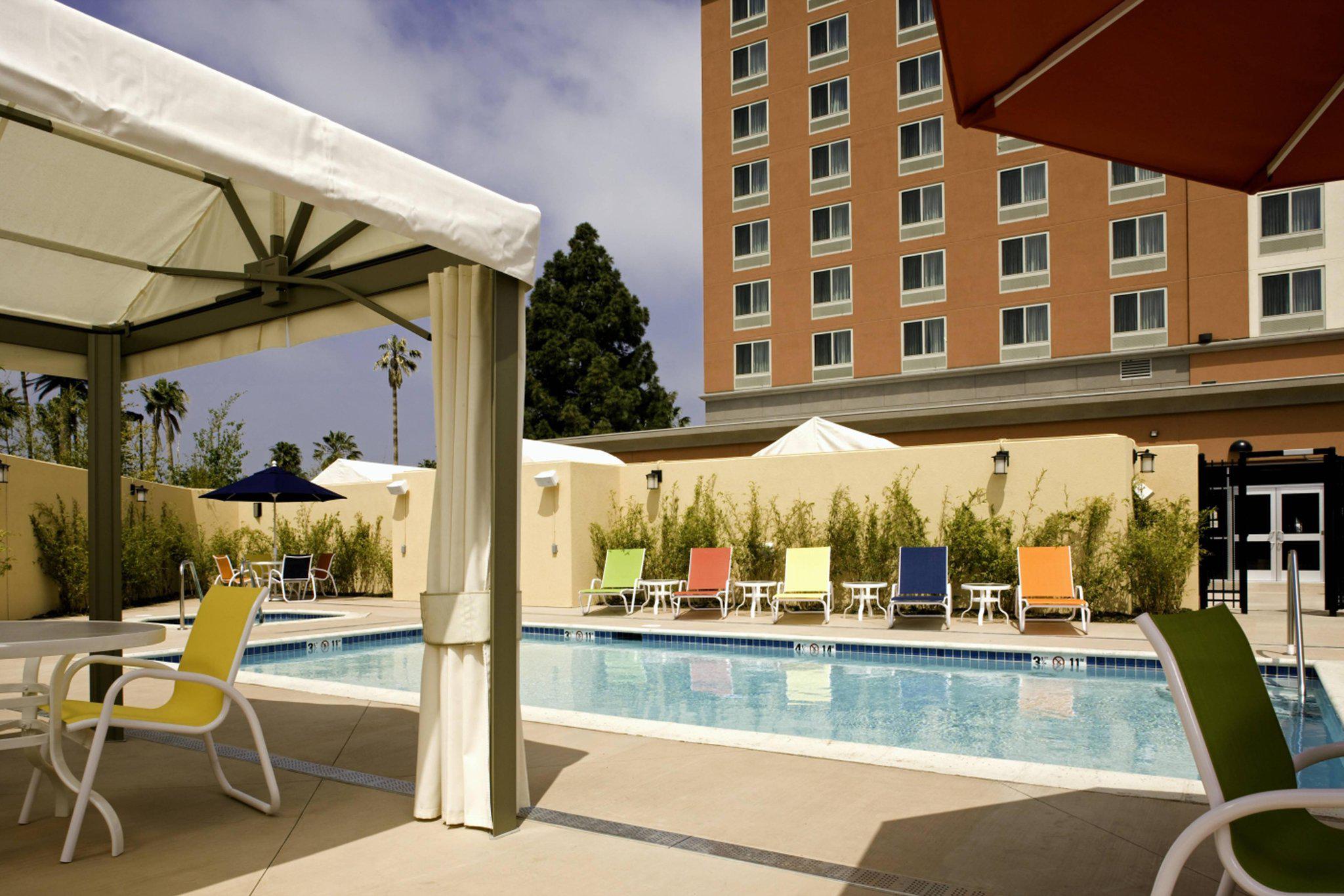 Courtyard by Marriott Los Angeles Westside Photo