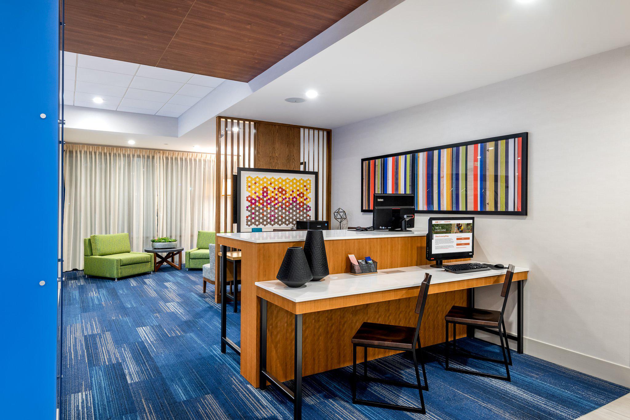 Holiday Inn Express & Suites Santa ANA - Orange County Photo