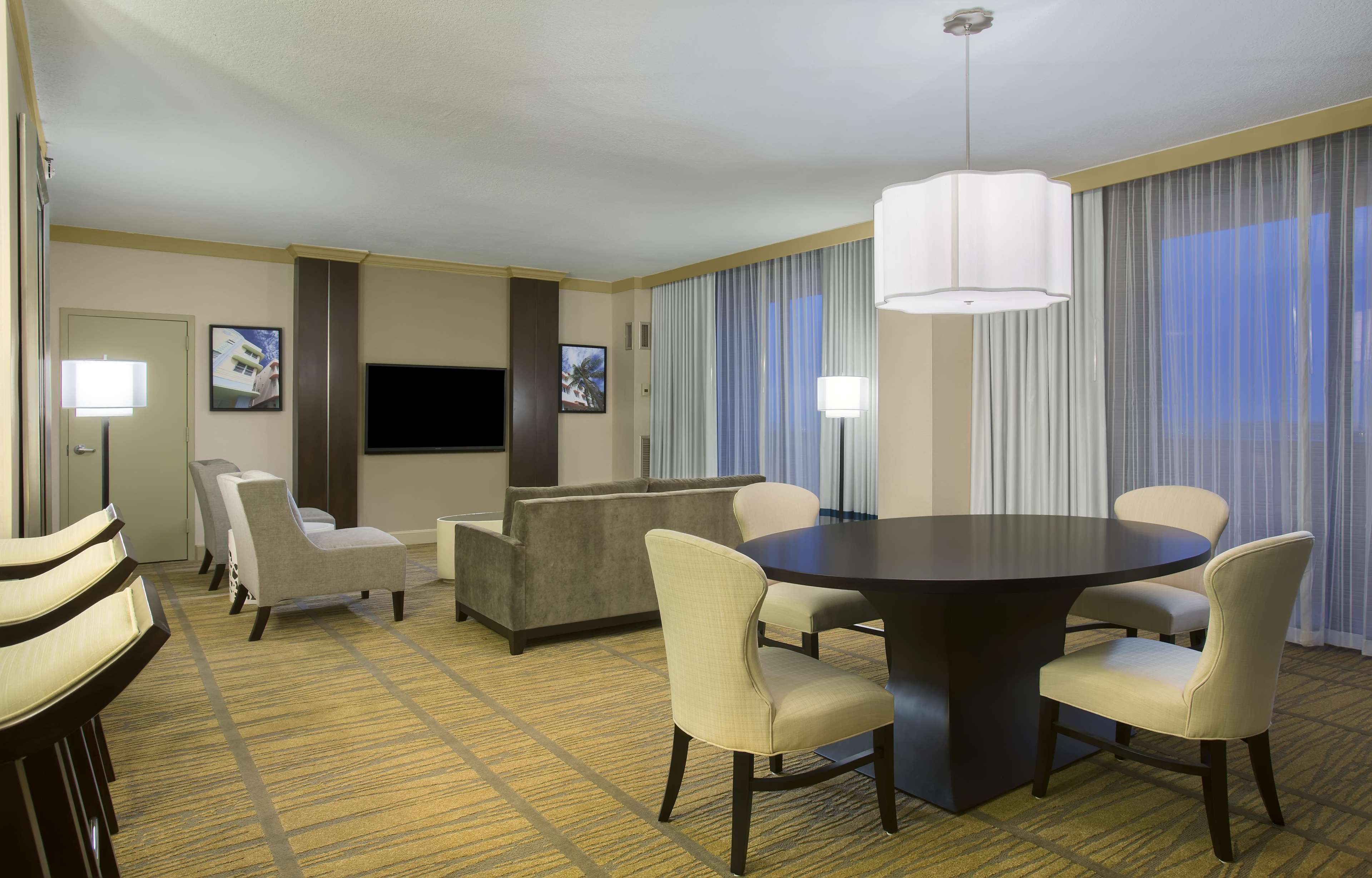 DoubleTree by Hilton Miami Airport & Convention Center Photo