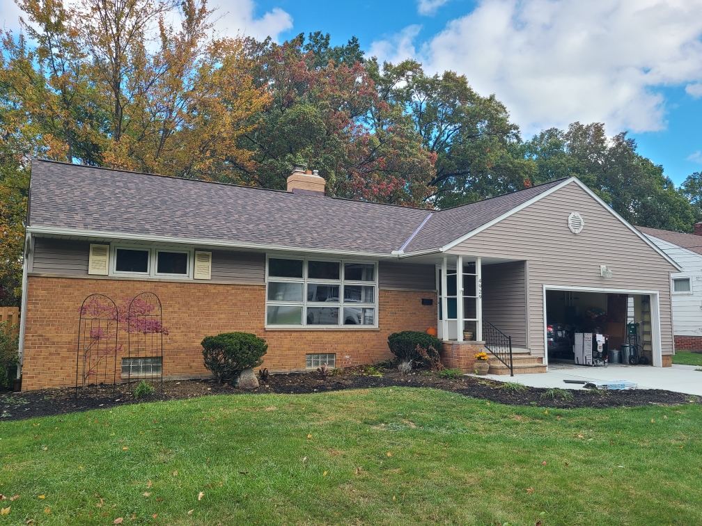 M. R. Plank Roofing Image