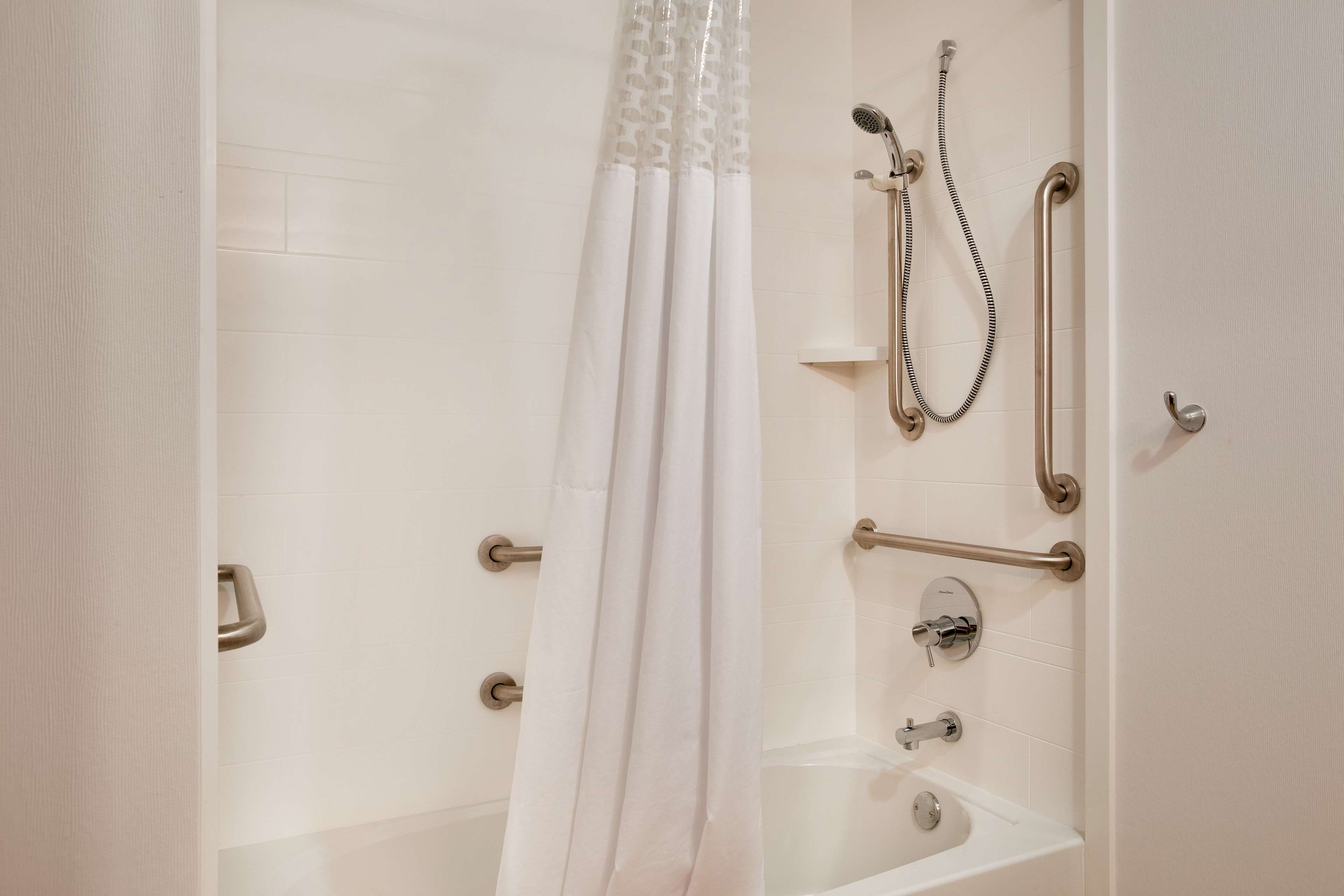 Guest room bath