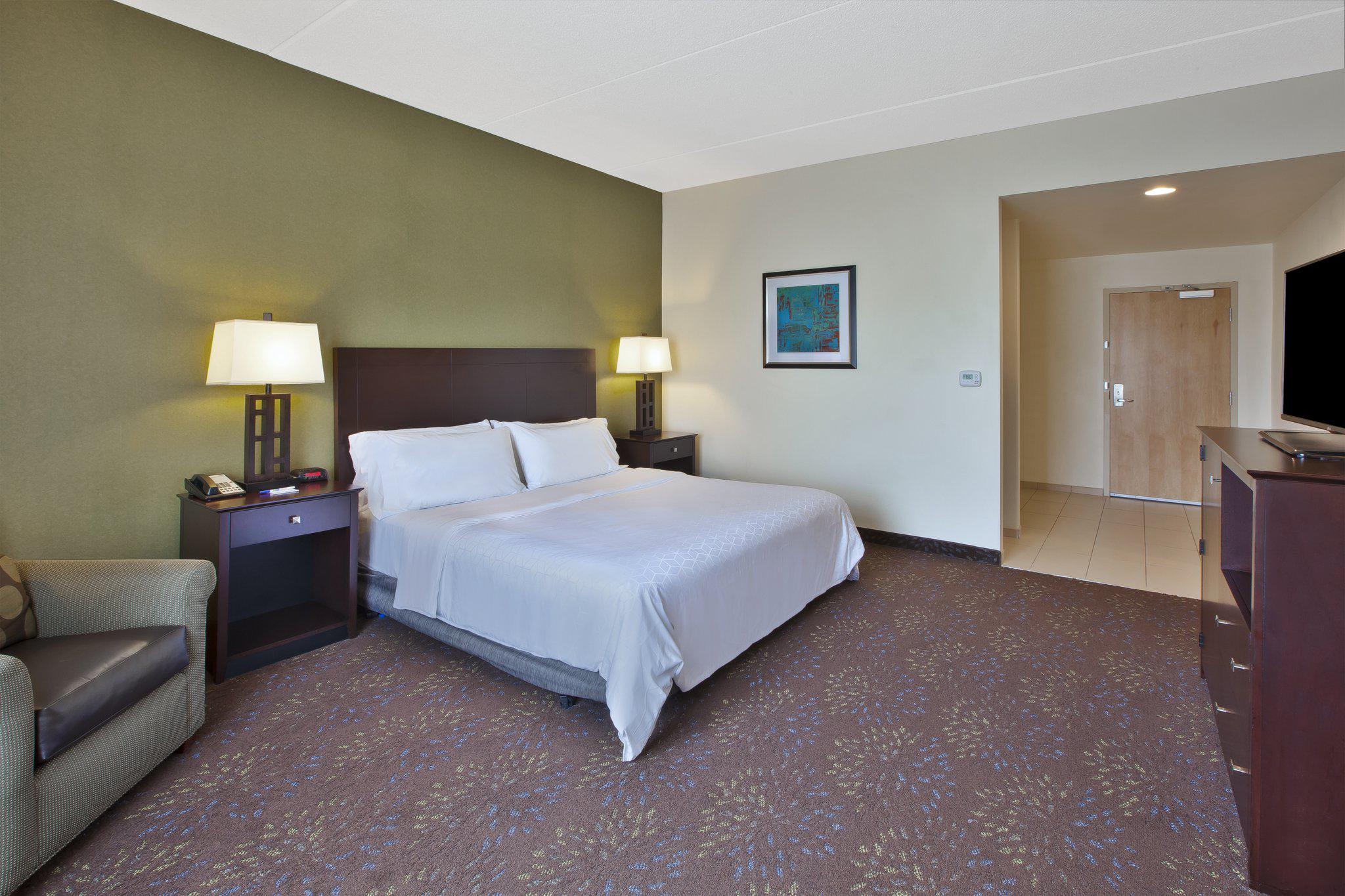 Holiday Inn Express & Suites Geneva Finger Lakes Photo