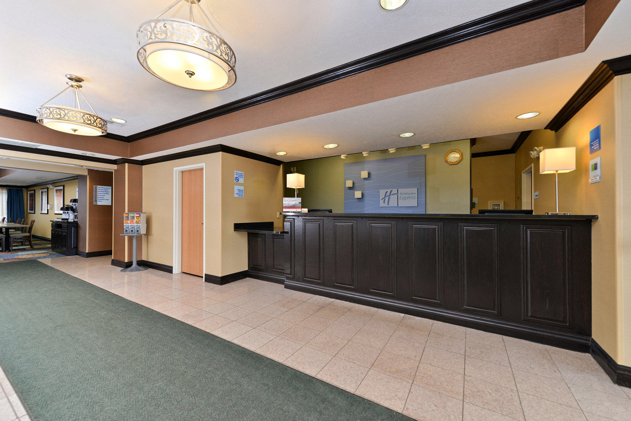 Holiday Inn Express & Suites Charlotte Photo