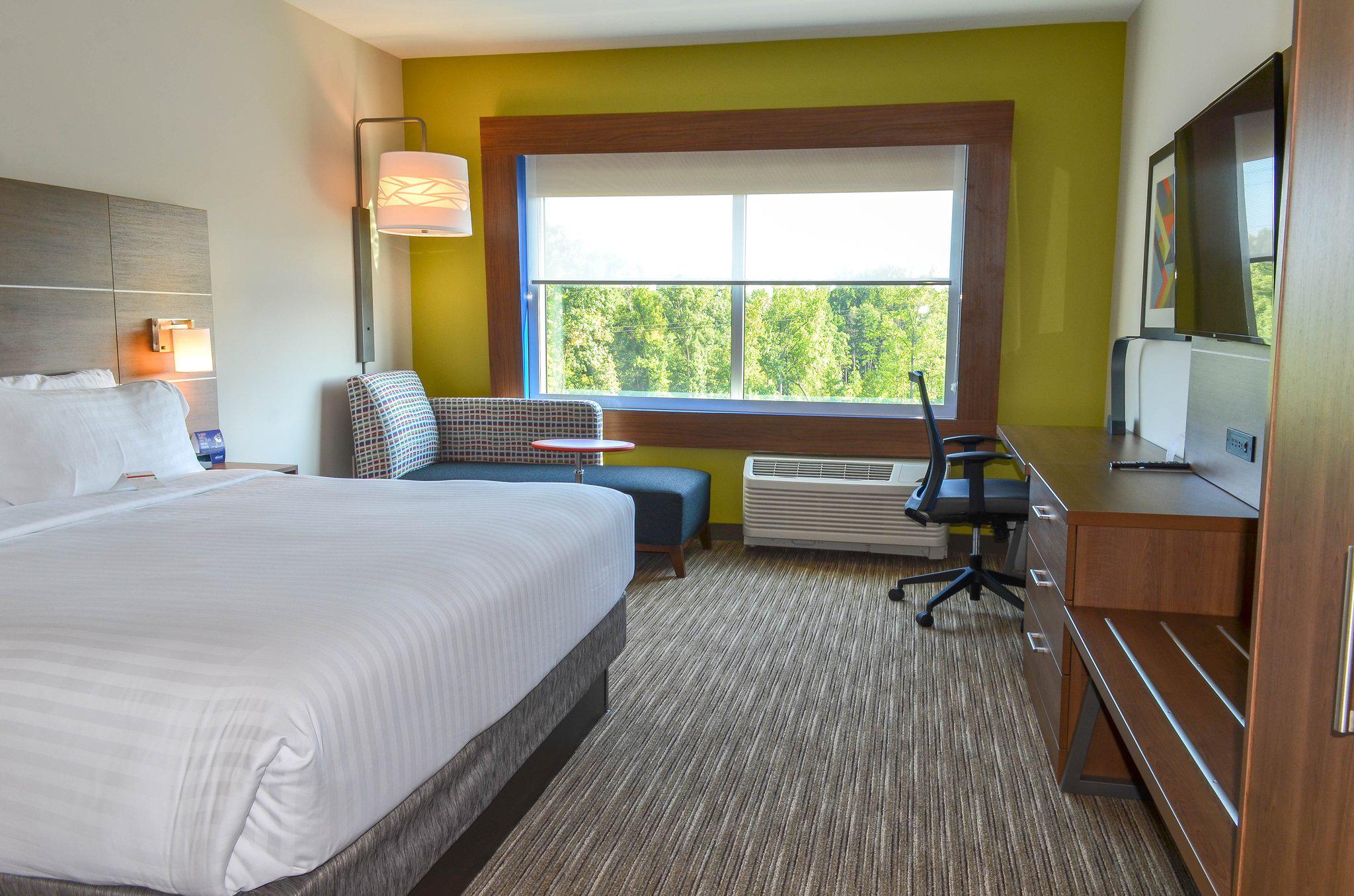 Holiday Inn Express & Suites Charlotte NE - University Area Photo