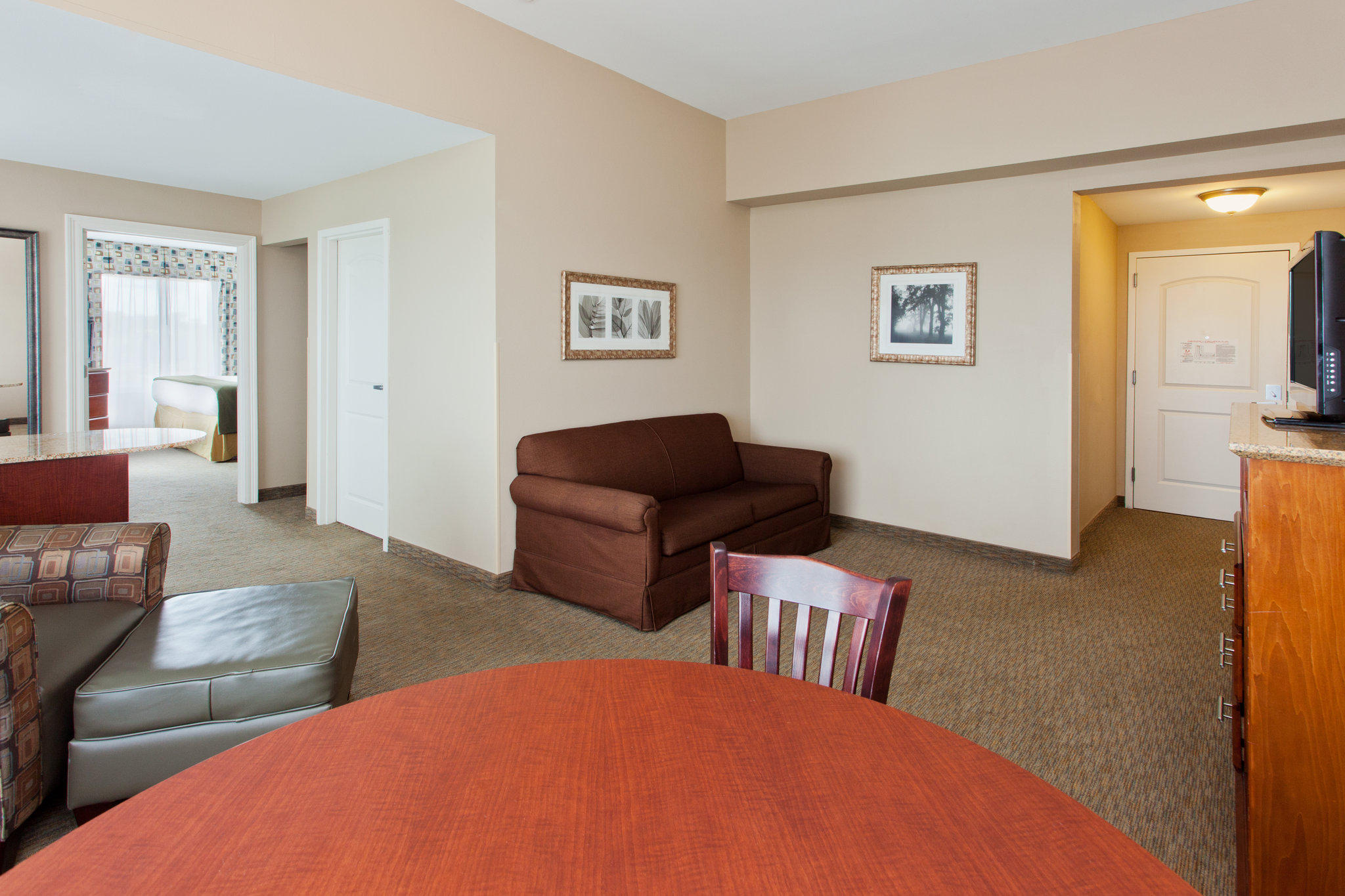 Holiday Inn Express & Suites Baton Rouge East Photo