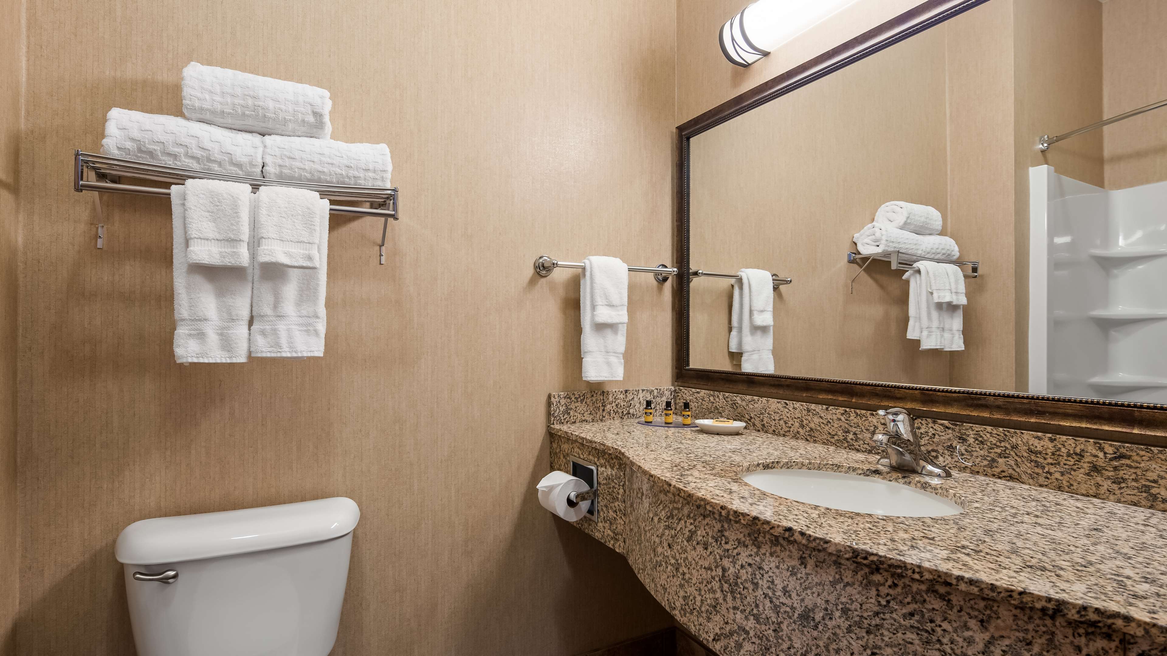 Best Western Plus Capital Inn Photo