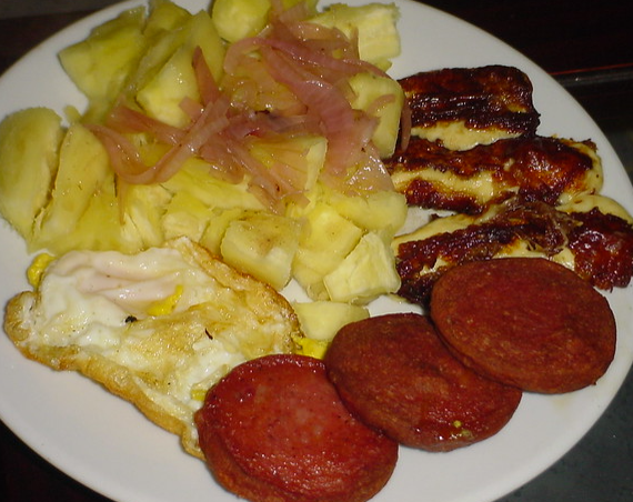 Yuca con huevos & salami