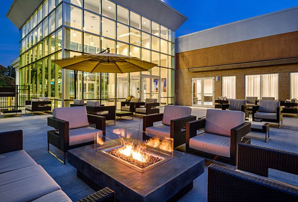 DoubleTree by Hilton Hotel Bristol, Connecticut Image