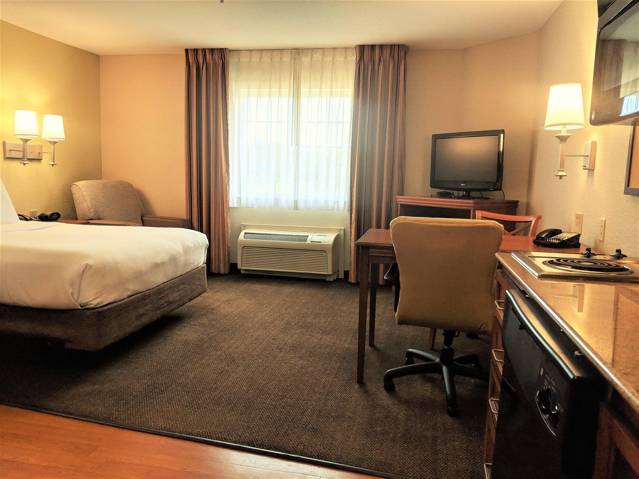 Candlewood Suites Macon Photo