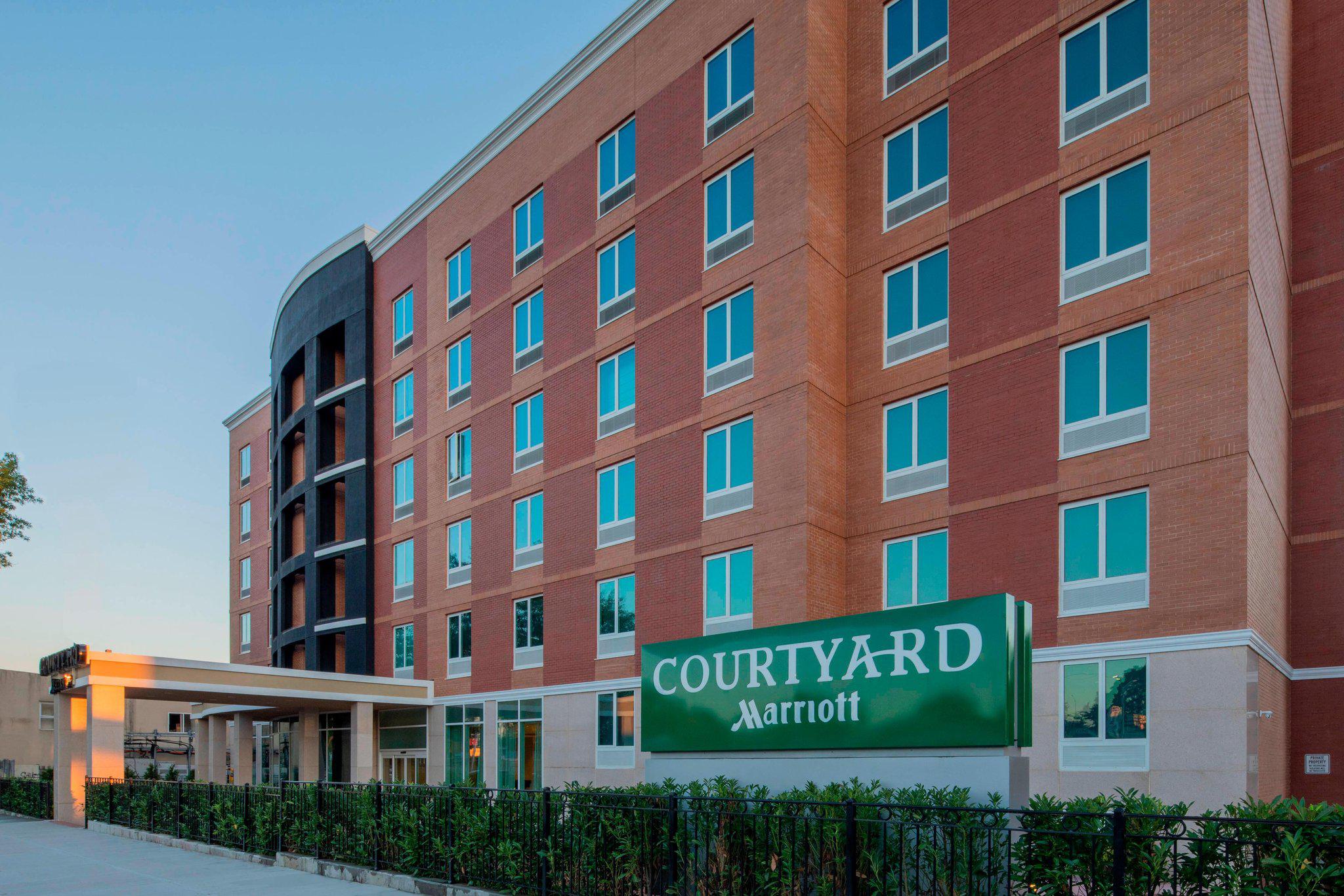 Courtyard by Marriott New York Queens/Fresh Meadows Photo