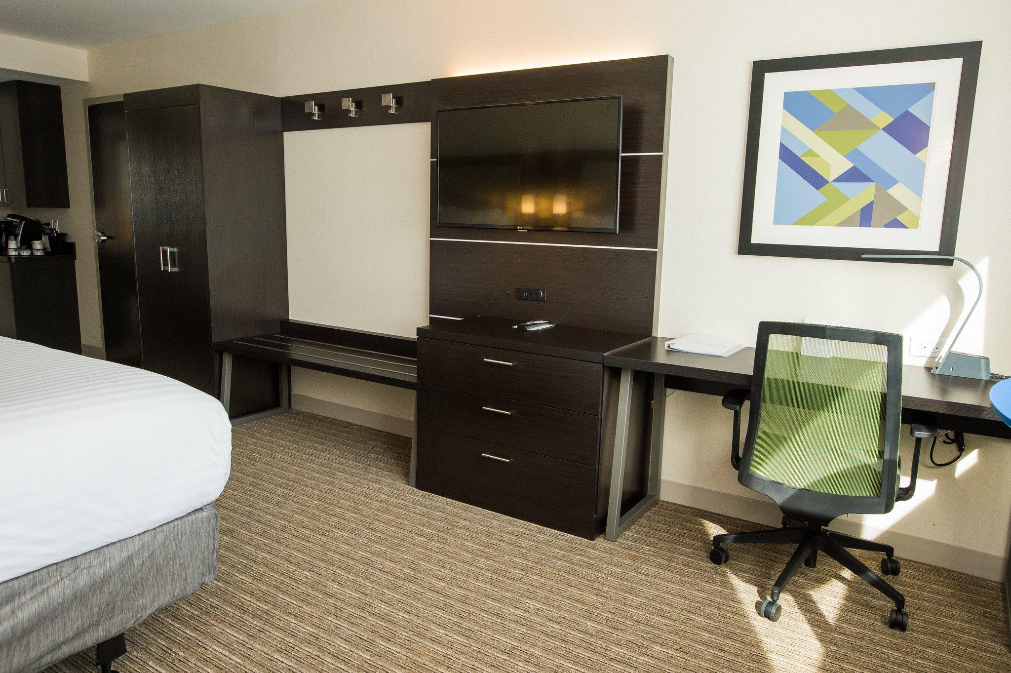 Holiday Inn Express & Suites Marietta Photo