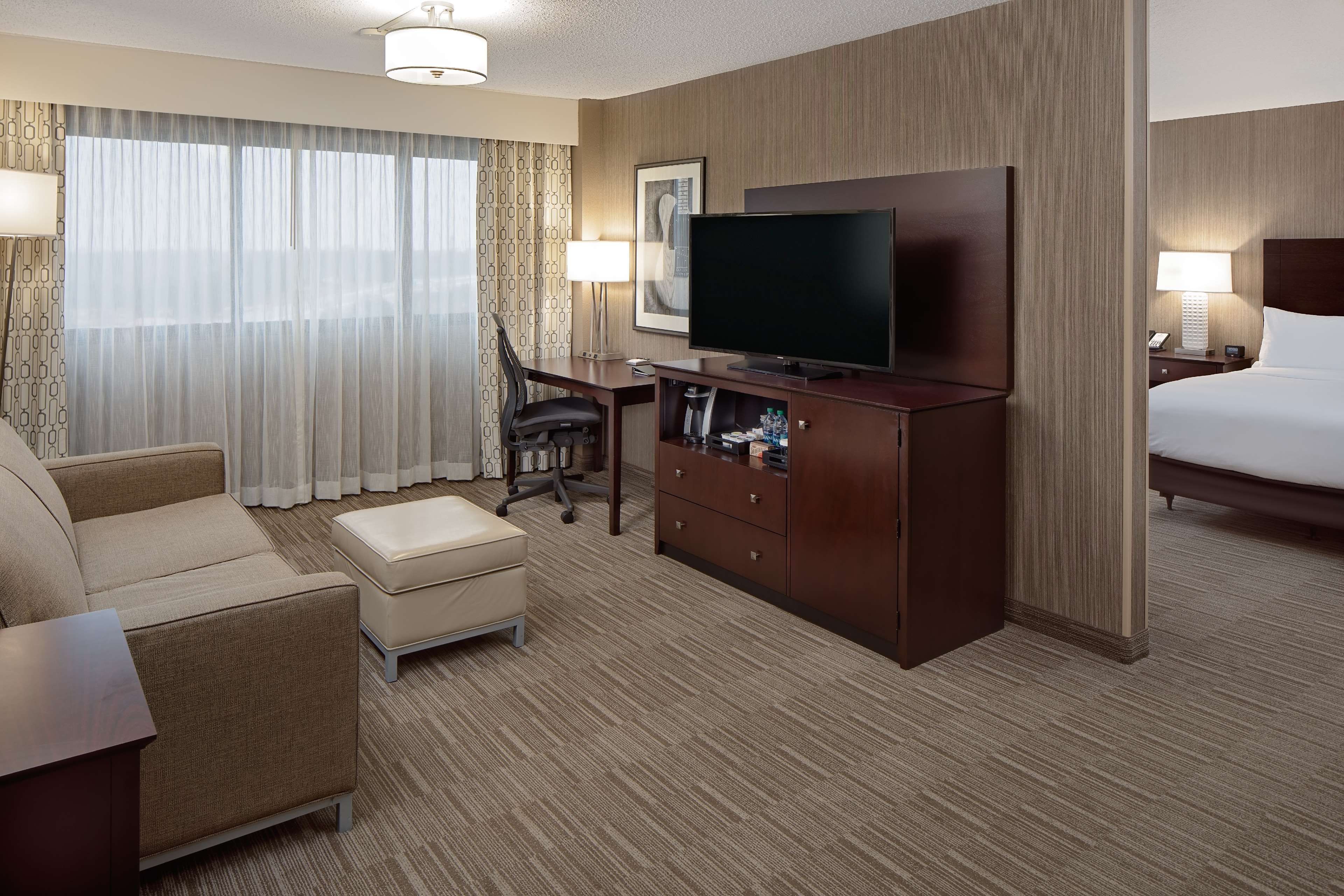 Hilton Nashville Airport Hotel Photo