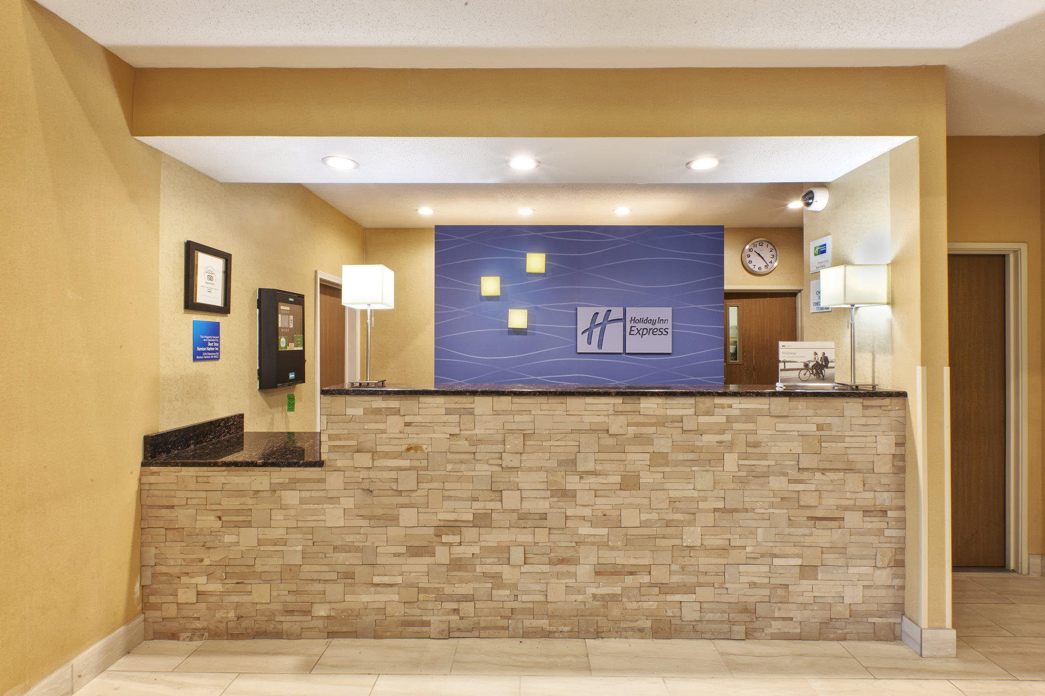 Holiday Inn Express & Suites Benton Harbor Photo