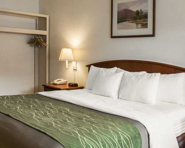 Images Rodeway Inn & Suites On The River