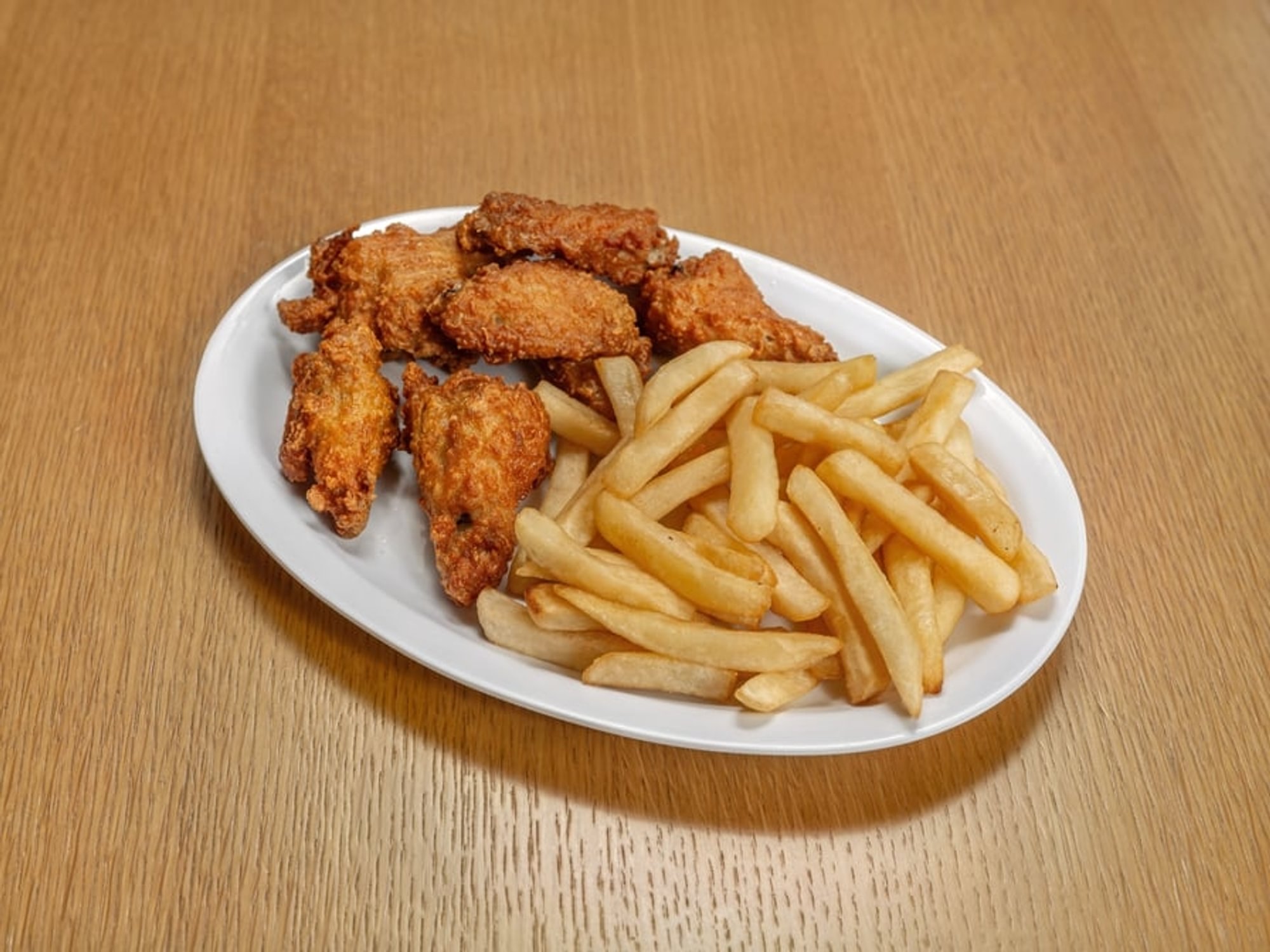 Alitas De Pollo Con Papas Fritas / Chicken Wings with French Fries