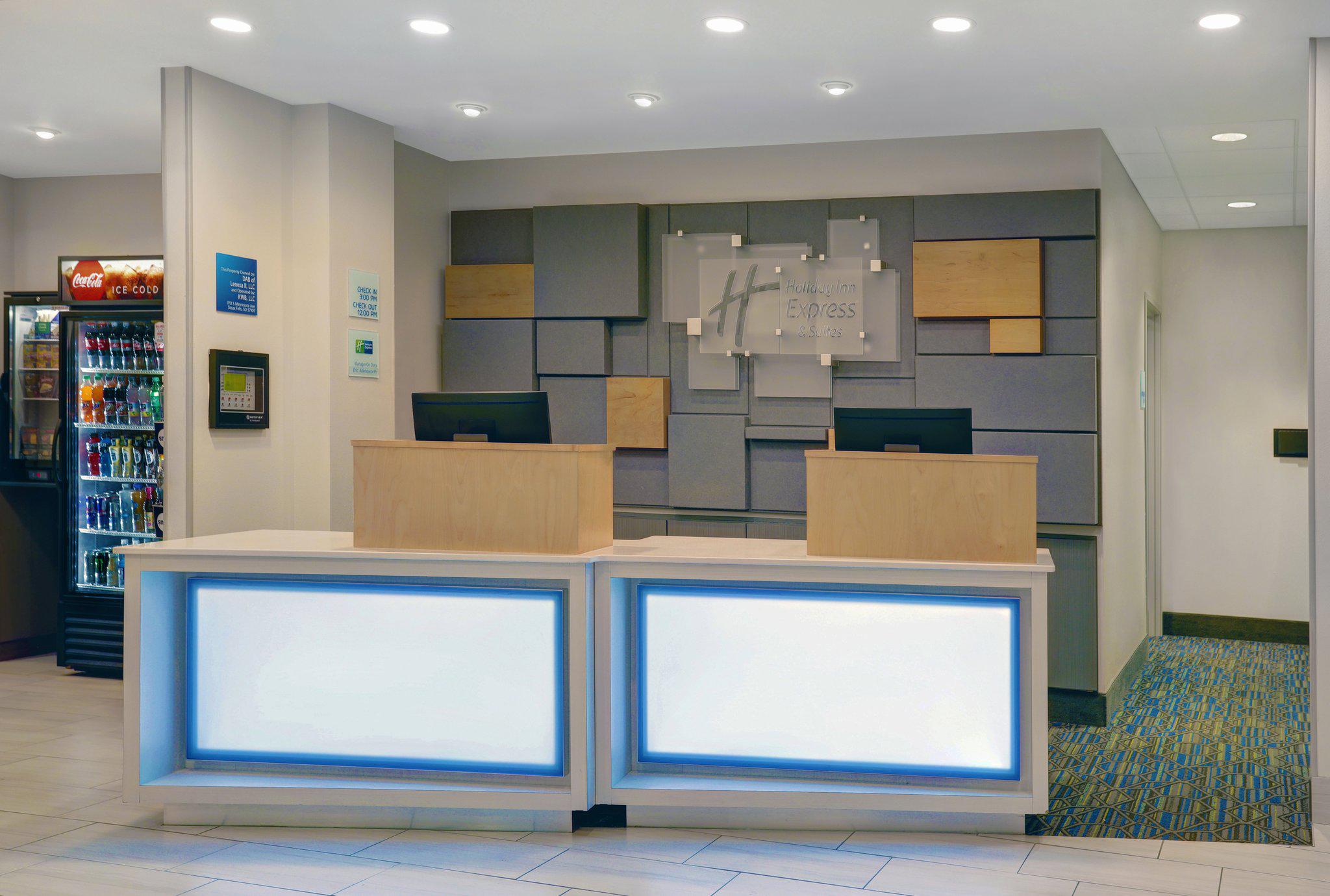 Holiday Inn Express & Suites Lenexa - Overland Park Area Photo