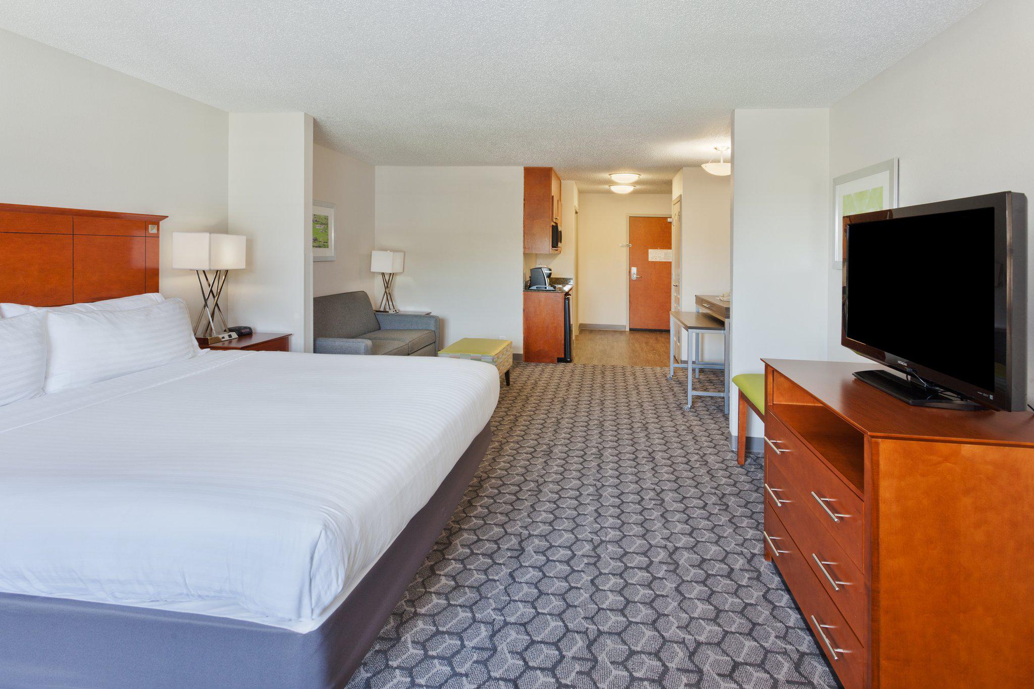 Holiday Inn Express & Suites Phenix City-Ft.Benning Area Photo