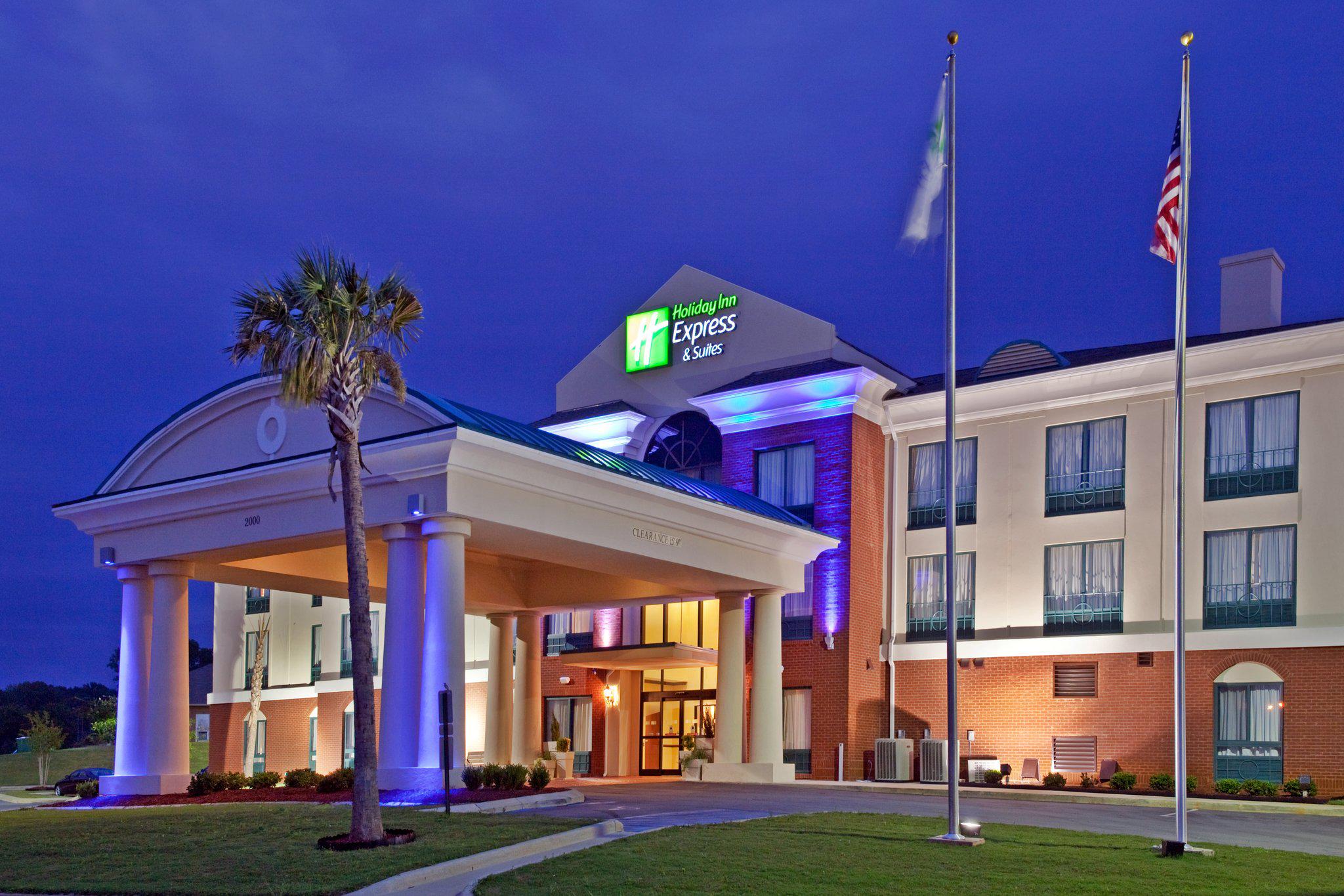 Holiday Inn Express & Suites Selma Photo