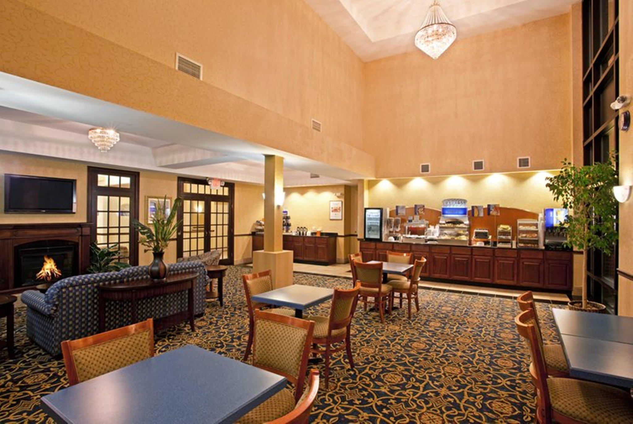 Holiday Inn Express & Suites Cleveland-Richfield Photo