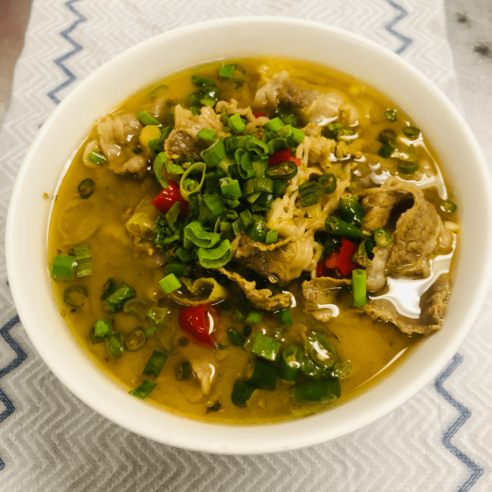 Golden Noodle Mushroom & Beef Slices in Sour Soup 金针菇酸汤肥牛