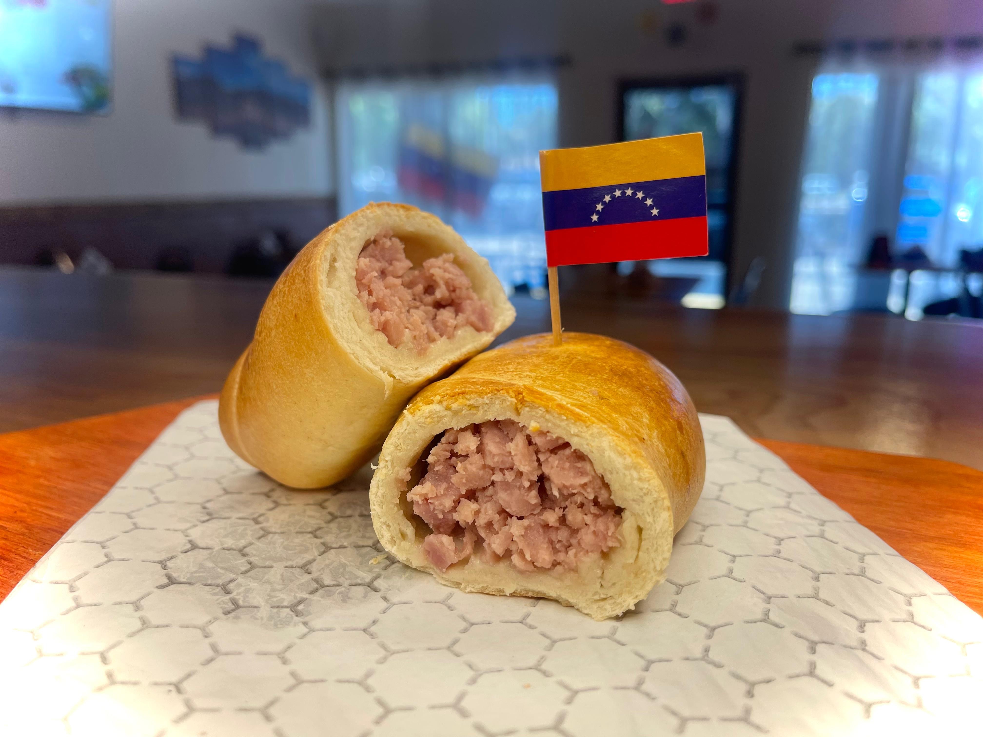 Ham Pastry Roll / Cachito de Jamón