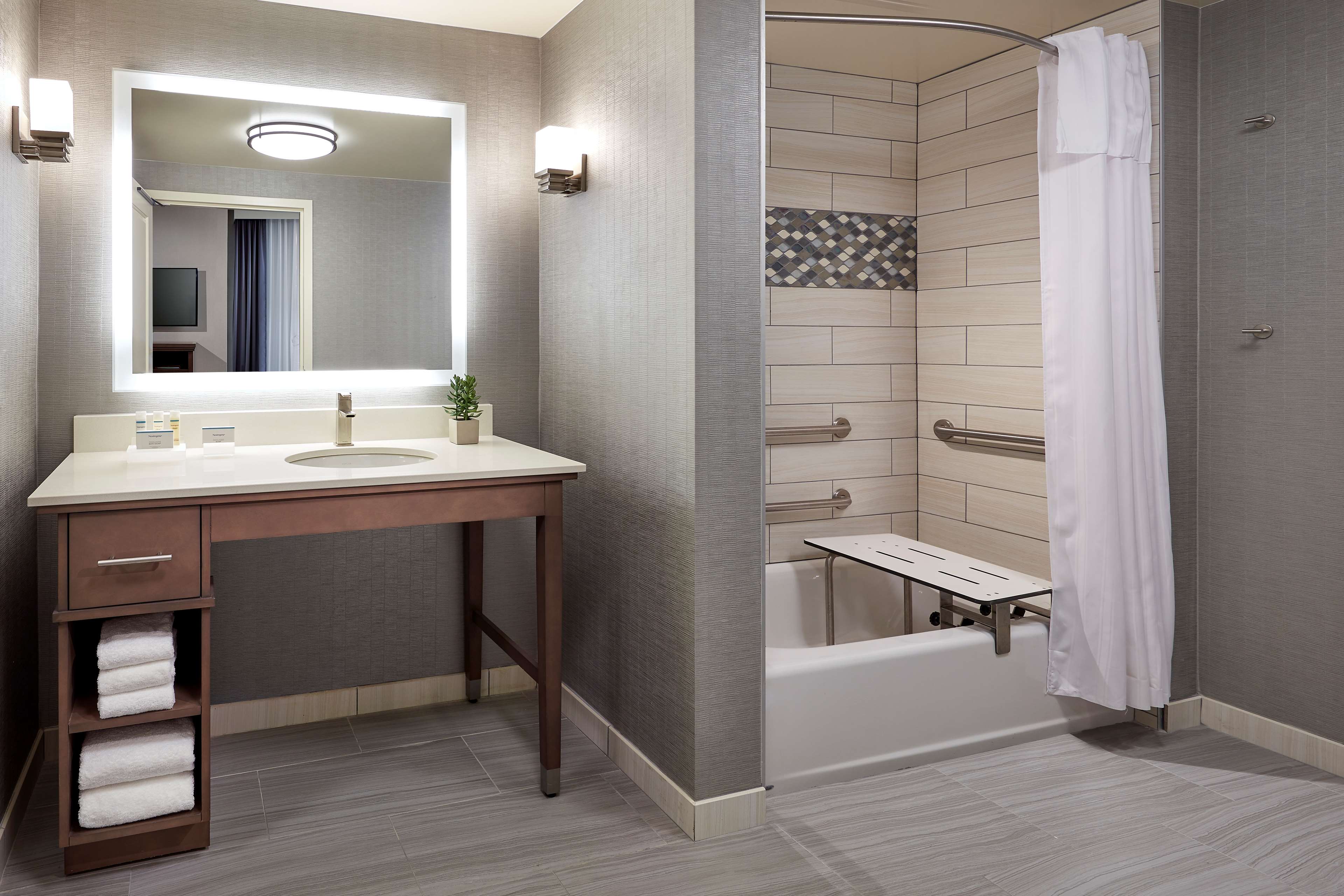 Guest room bath