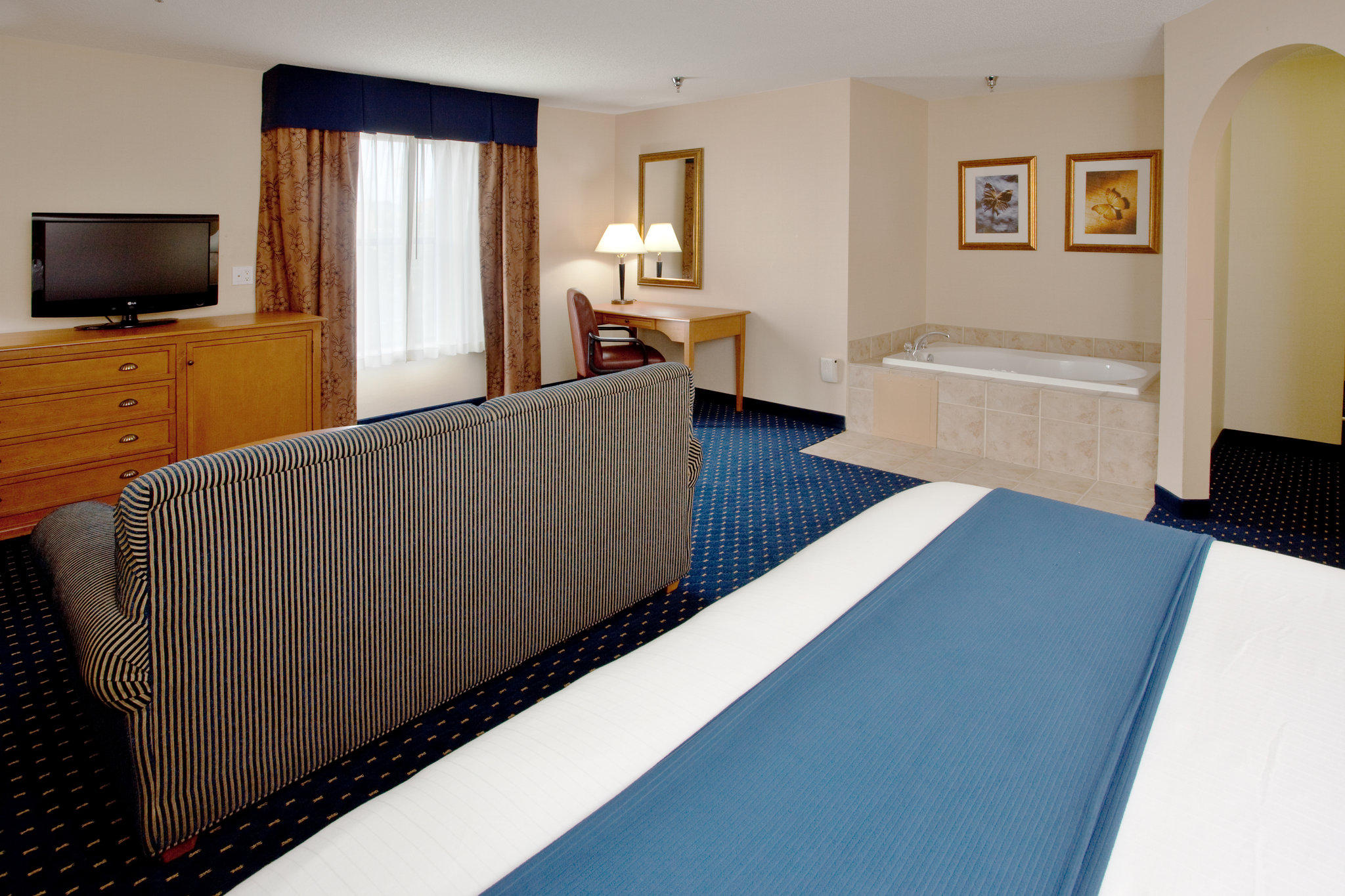 Holiday Inn Express & Suites Waynesboro-Route 340 Photo